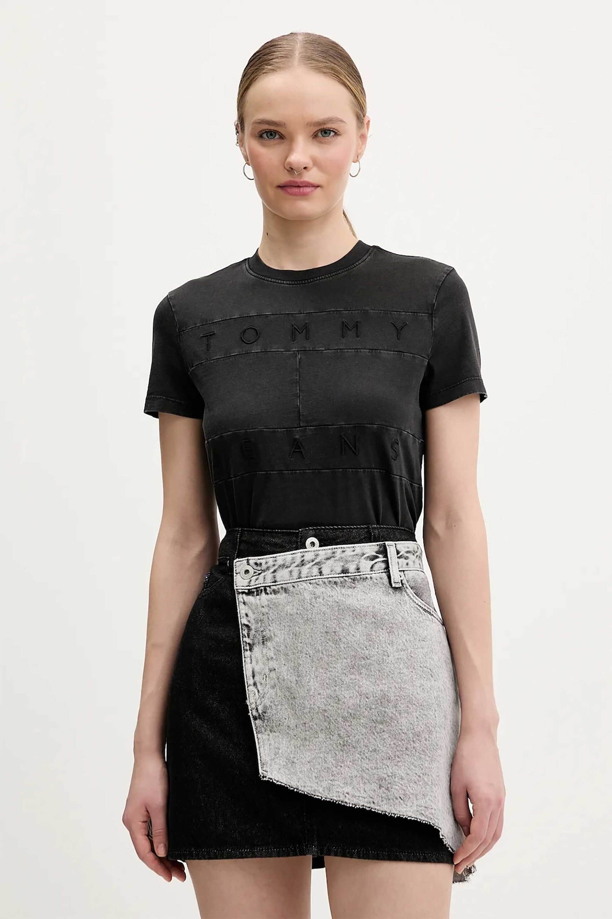 Tommy Jeans γυναικείο T-shirt με ανάγλυφο logo print Slim Fit - DW0DW22539 Μαύρο