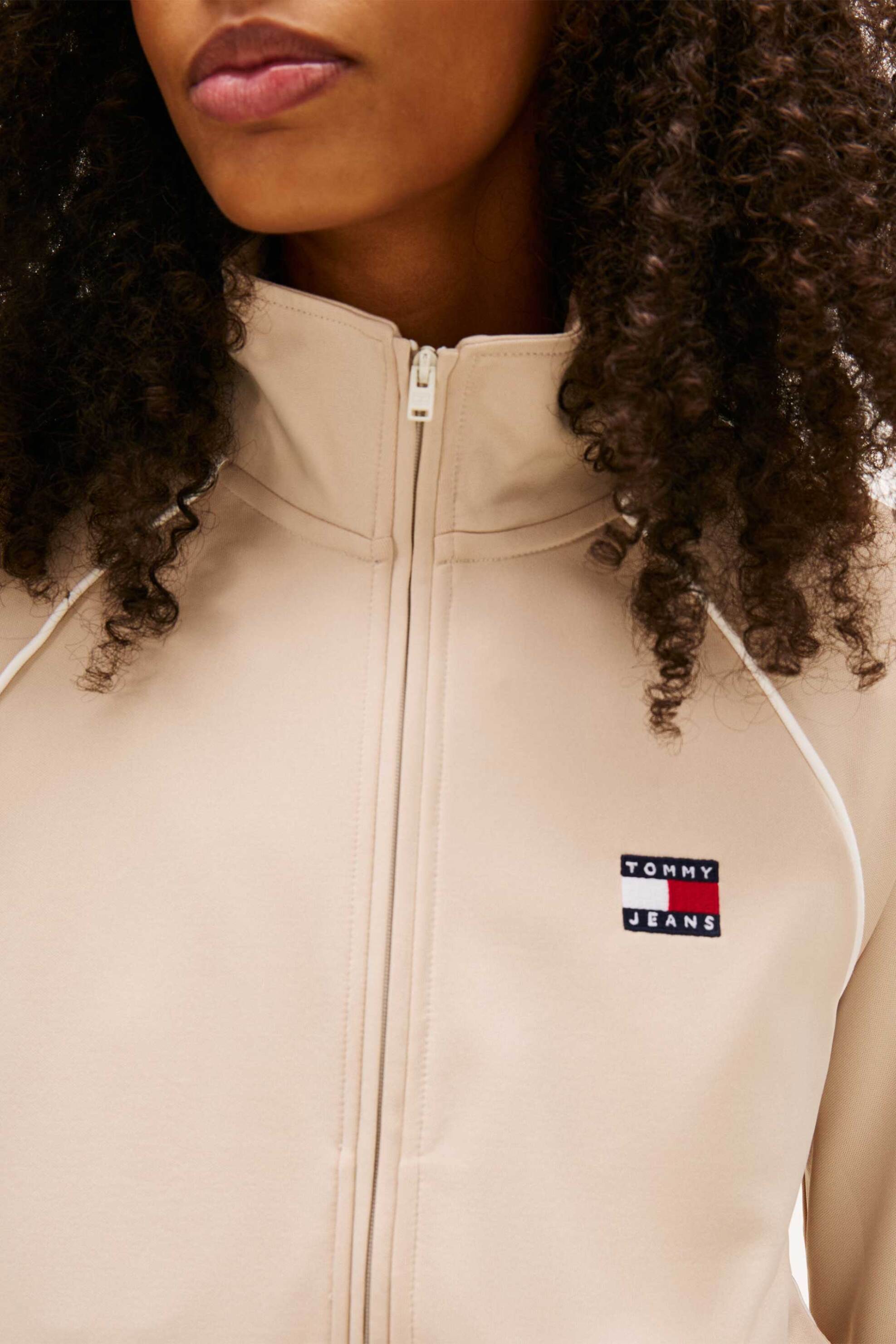 Tommy Jeans γυναικείο jacket με logo patch και ψηλό λαιμό Regular Fit - DW0DW21930 Μπεζ φωτογραφία