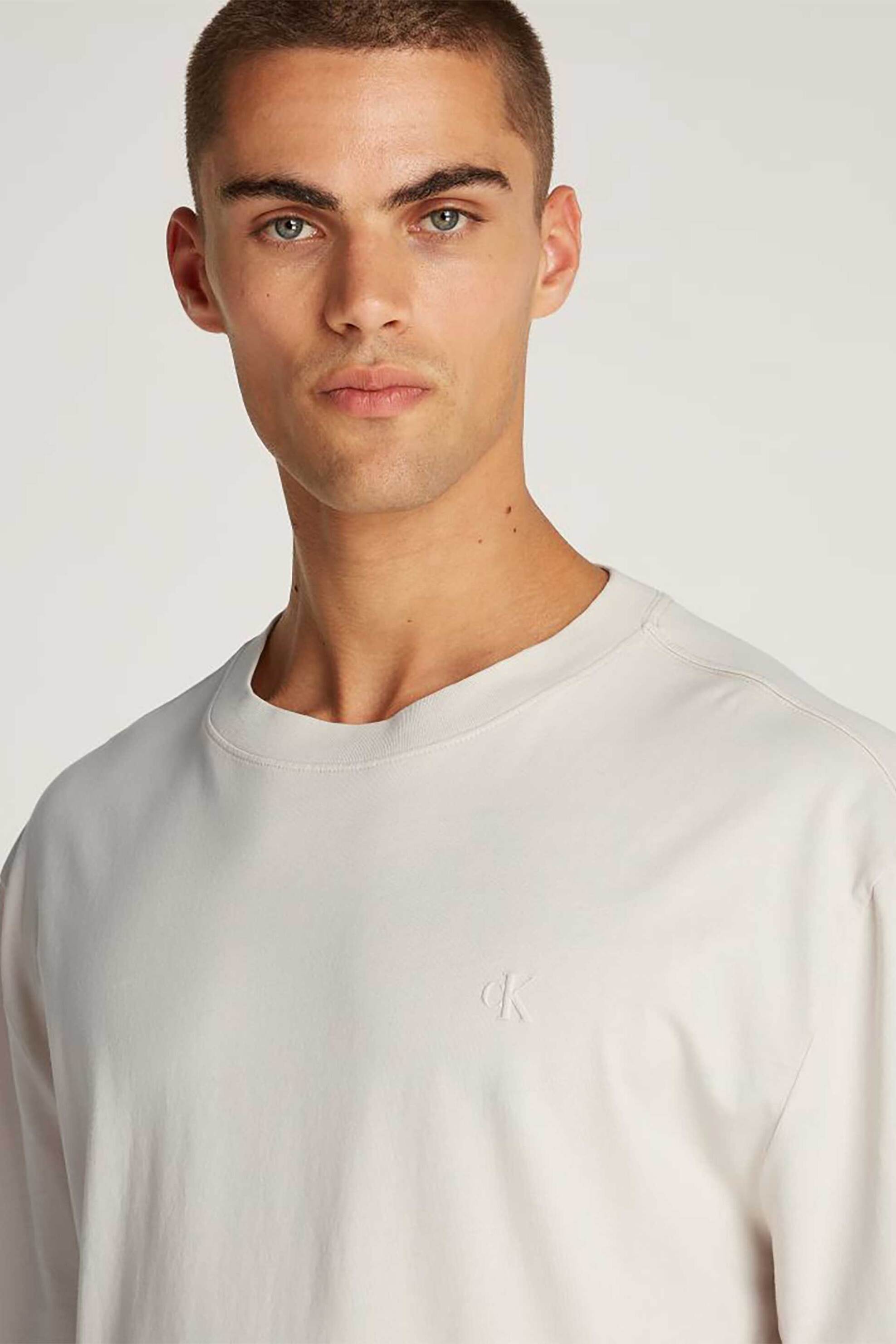 Calvin Klein Jeans ανδρικό T-shirt μονόχρωμο με ανάγλυφο λογότυπο - J30J327078 Εκρού φωτογραφία
