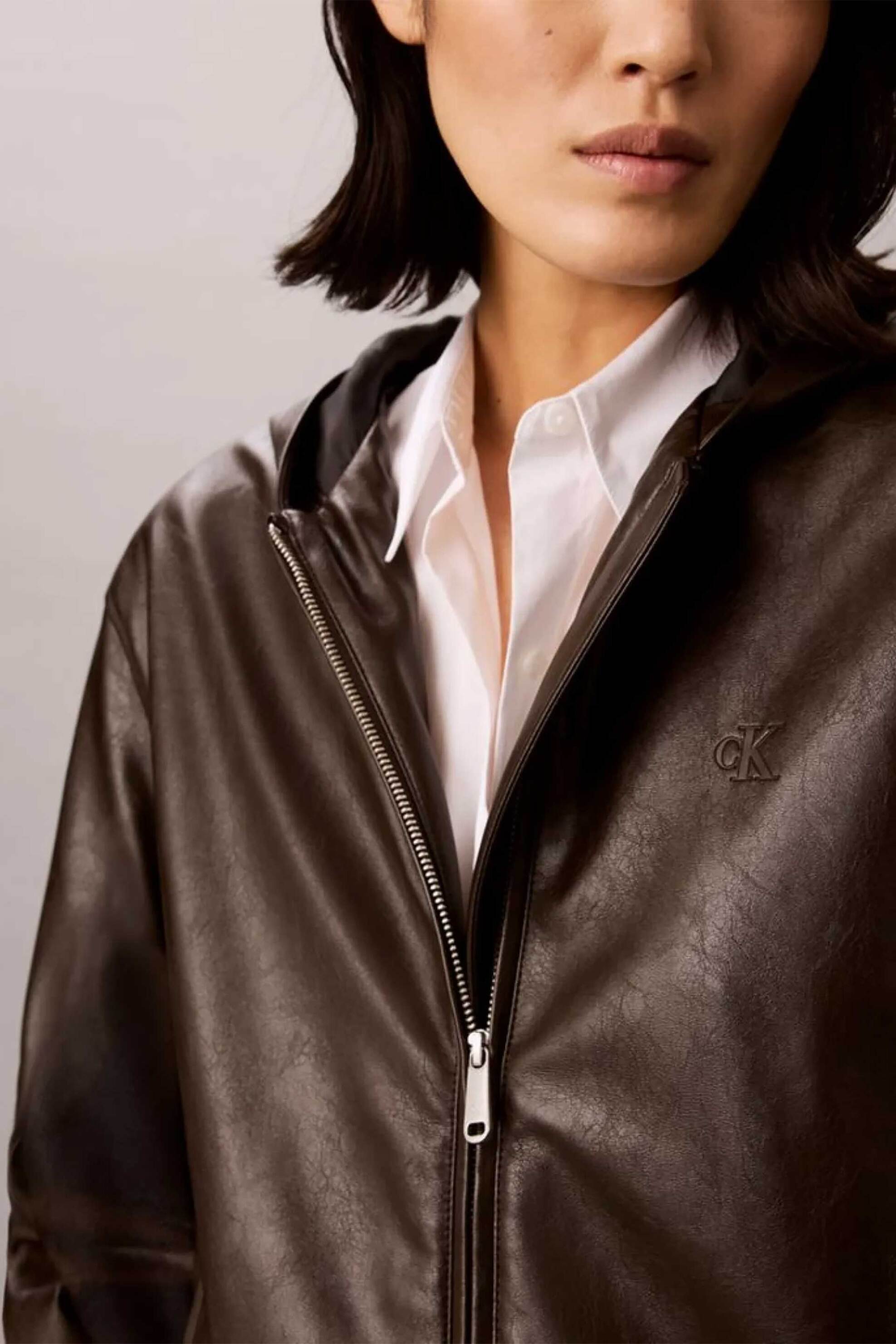Calvin Klein Jeans γυναικείο cropped jacket faux leather με κουκούλα Relaxed Fit - LV047G516G Καφέ Σκούρο
