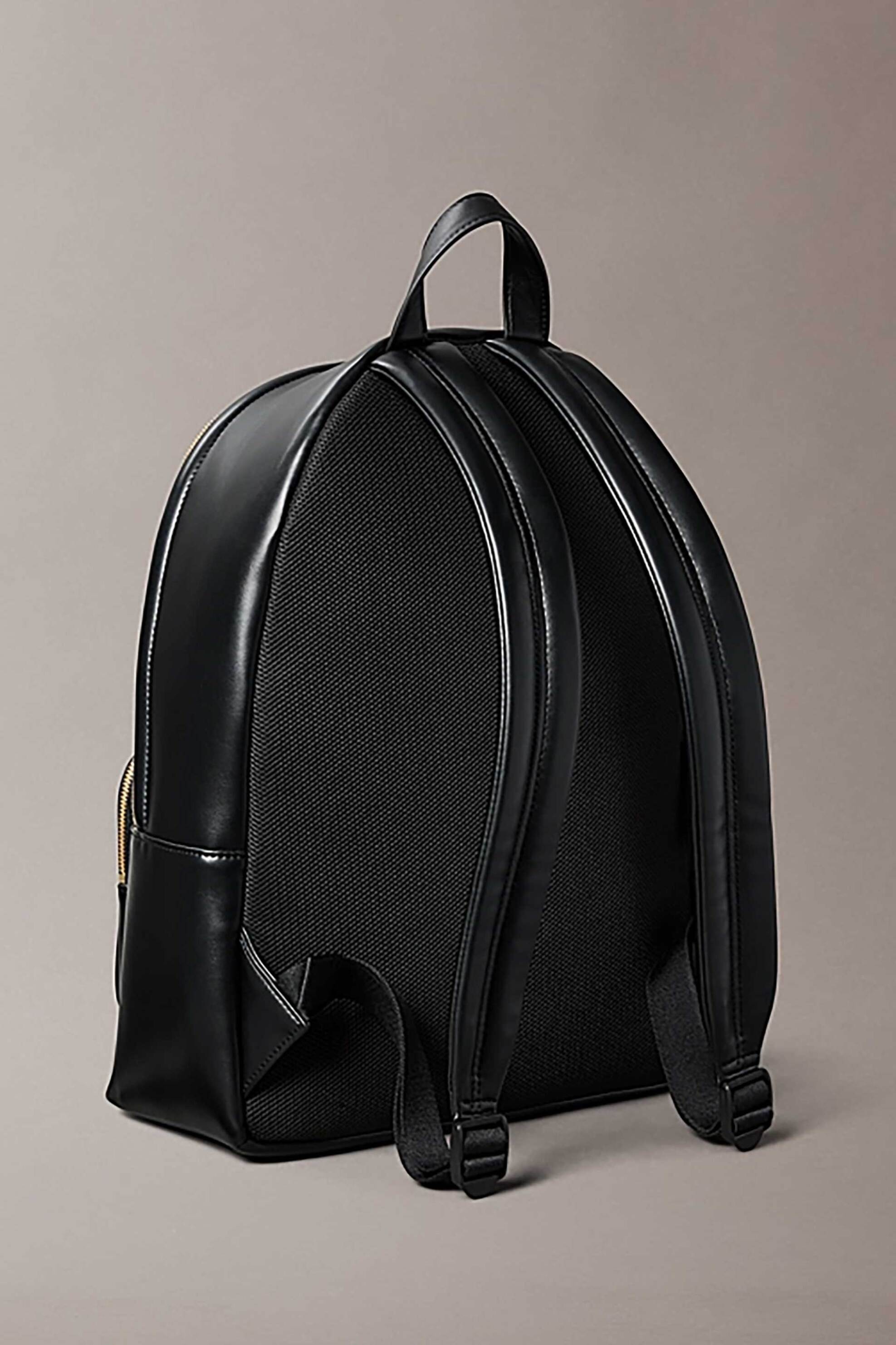 Calvin Klein Jeans γυναικείο backpack μονόχρωμο με ανάγλυφο λογότυπο - LV04F3233G Μαύρο φωτογραφία
