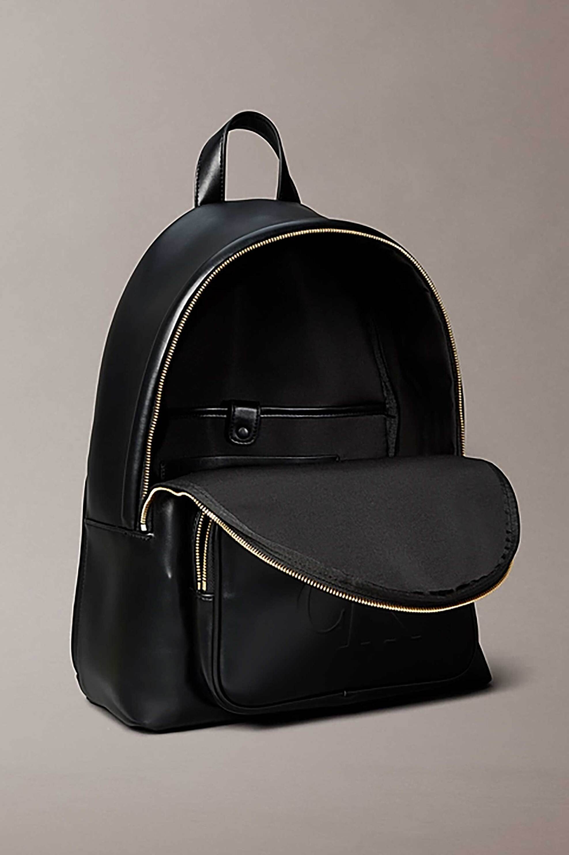 Calvin Klein Jeans γυναικείο backpack μονόχρωμο με ανάγλυφο λογότυπο - LV04F3233G Μαύρο φωτογραφία