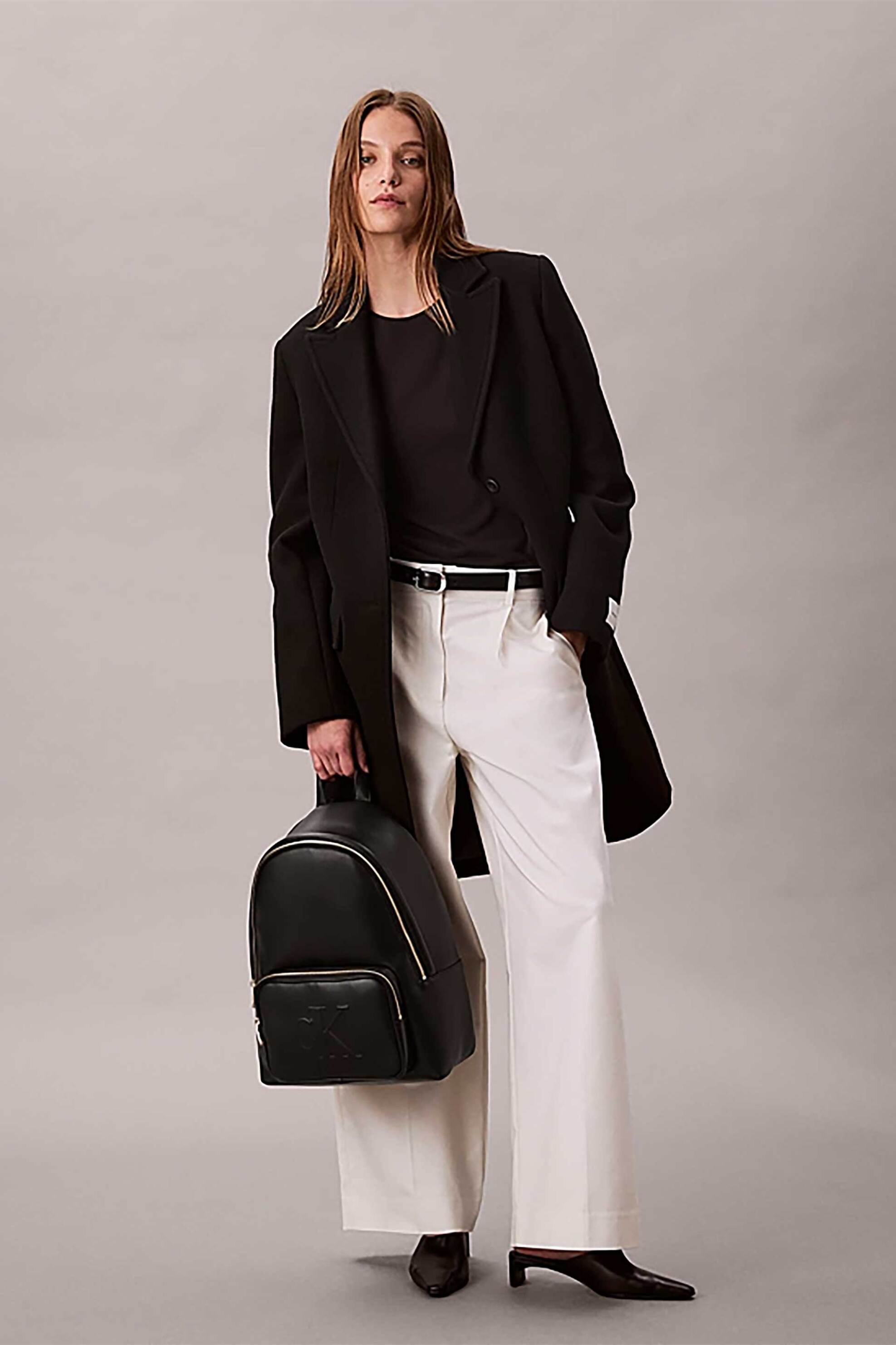 Calvin Klein Jeans γυναικείο backpack μονόχρωμο με ανάγλυφο λογότυπο - LV04F3233G Μαύρο φωτογραφία