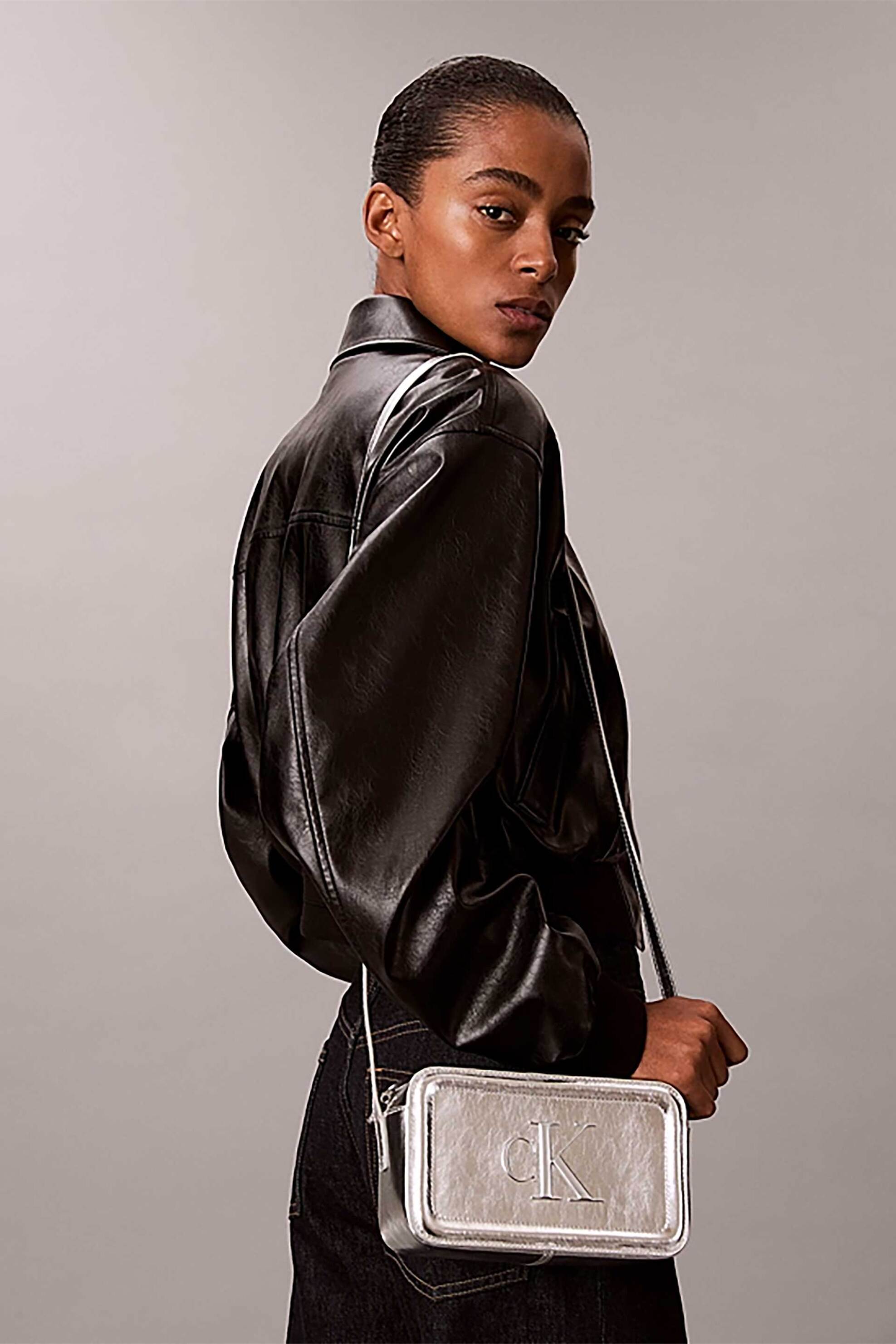 Calvin Klein Jeans Γυναικεία Τσάντα Crossbody Μονόχρωμη με Ανάγλυφο Λογότυπο - Lv04F3331G Ασημί