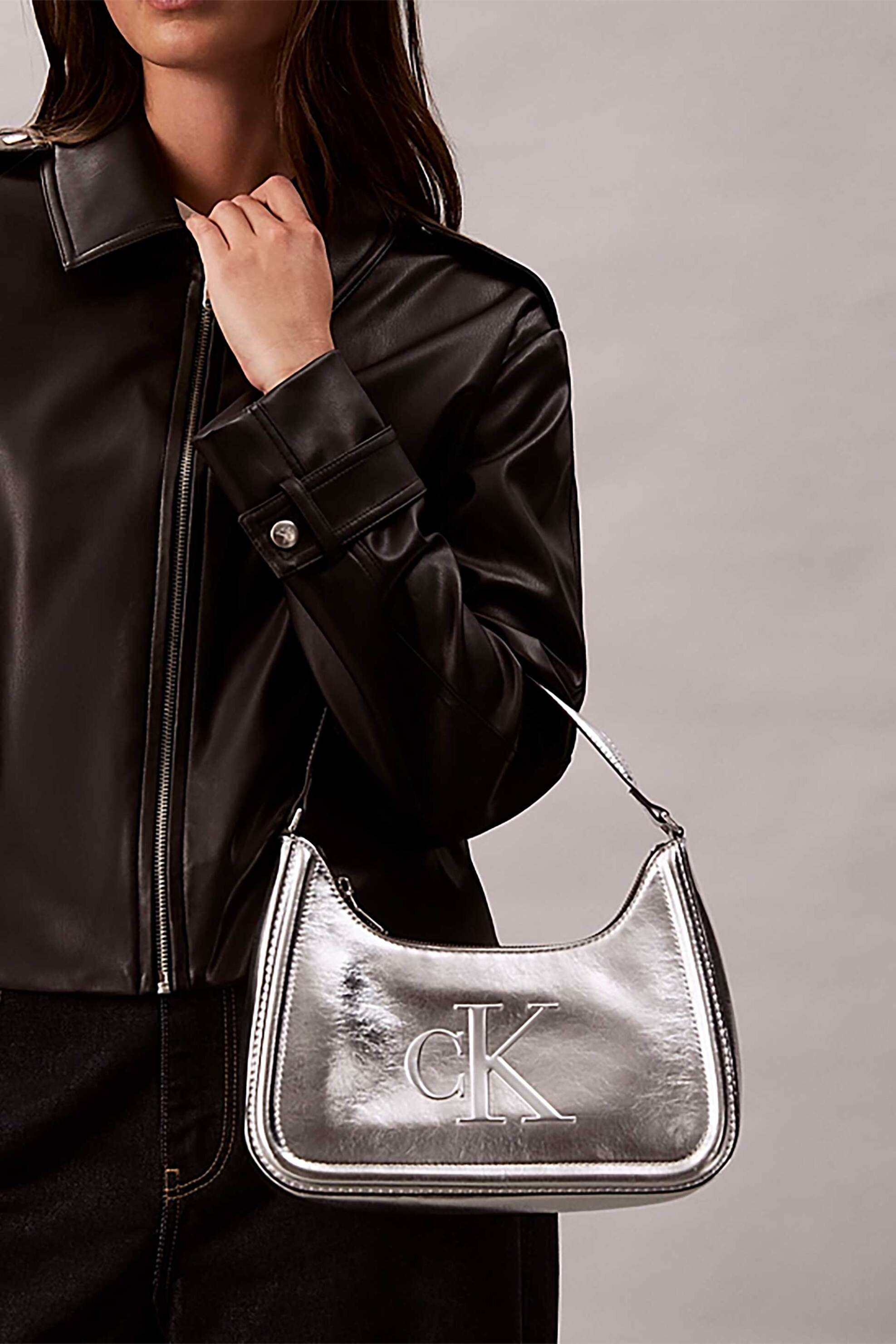 Calvin Klein Jeans Γυναικεία Τσάντα Ώμου με Ανάγλυφο Λογότυπο - Lv04F3332G Ασημί