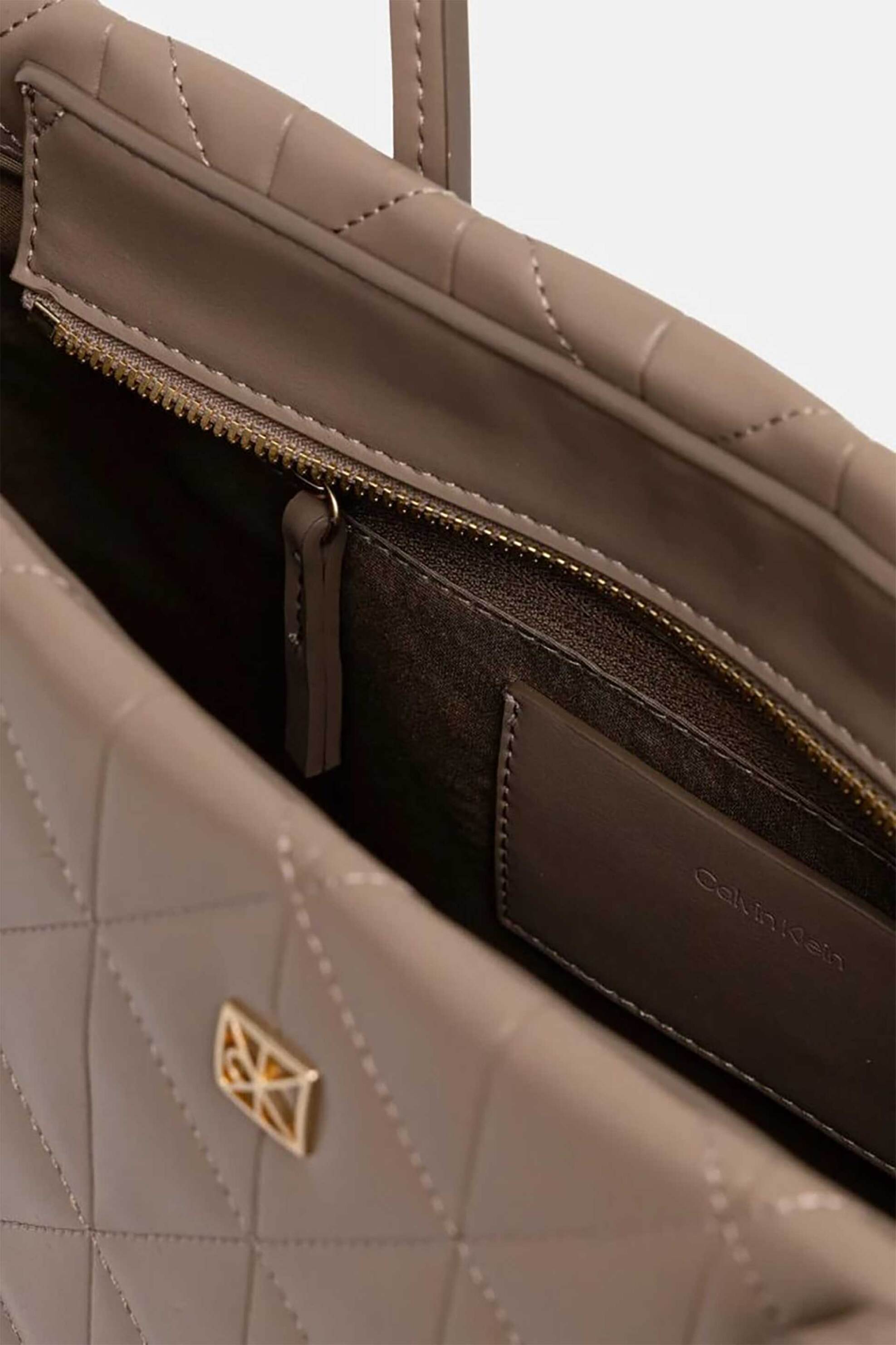 Ck Jeans Γυναικεία Τσάντα Tote με Καπιτονέ Σχέδιο Και Μεταλλικό Monogram - Lv04F3325G Μπεζ