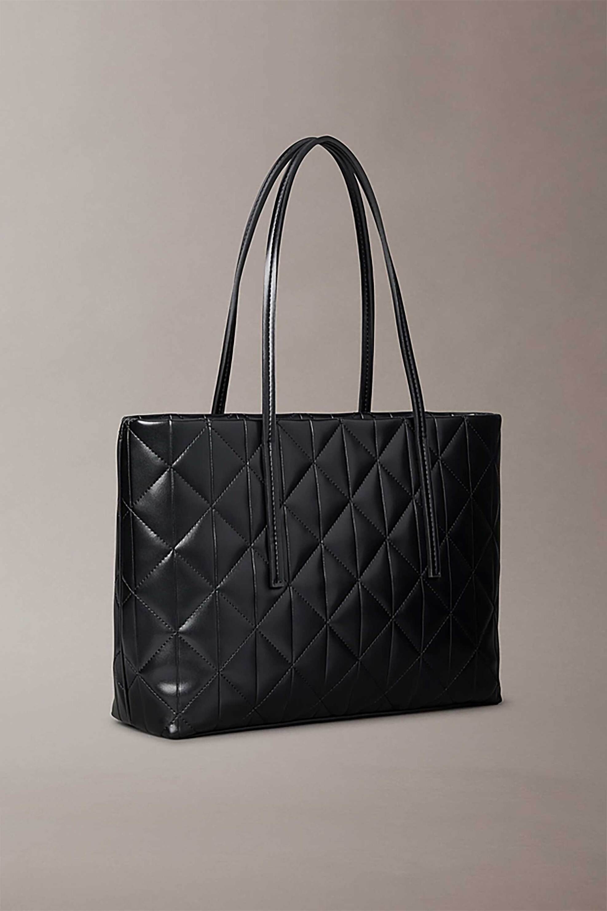 CK Jeans γυναικεία τσάντα tote με καπιτονέ σχέδιο και μεταλλικό monogram - LV04F3325G Μαύρο