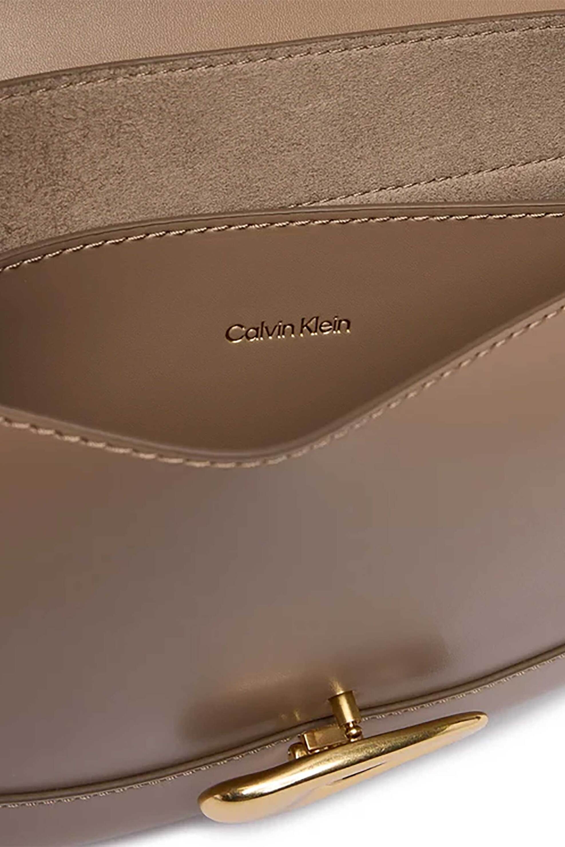 CALVIN KLEIN JEANS Calvin Klein Jeans γυναικεία τσάντα crossbody μονόχρωμη με μεταλλικό λογότυπο - LV04F3401G Μπεζ - 3