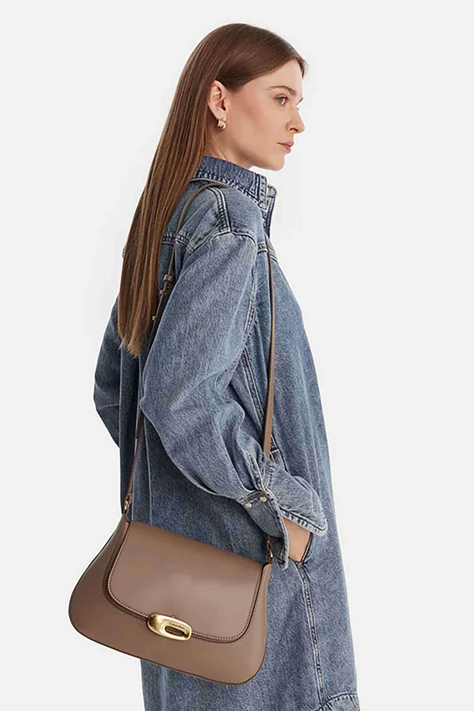 Calvin Klein Jeans Γυναικεία Τσάντα Crossbody Μονόχρωμη με Μεταλλικό Λογότυπο - Lv04F3401G Μπεζ