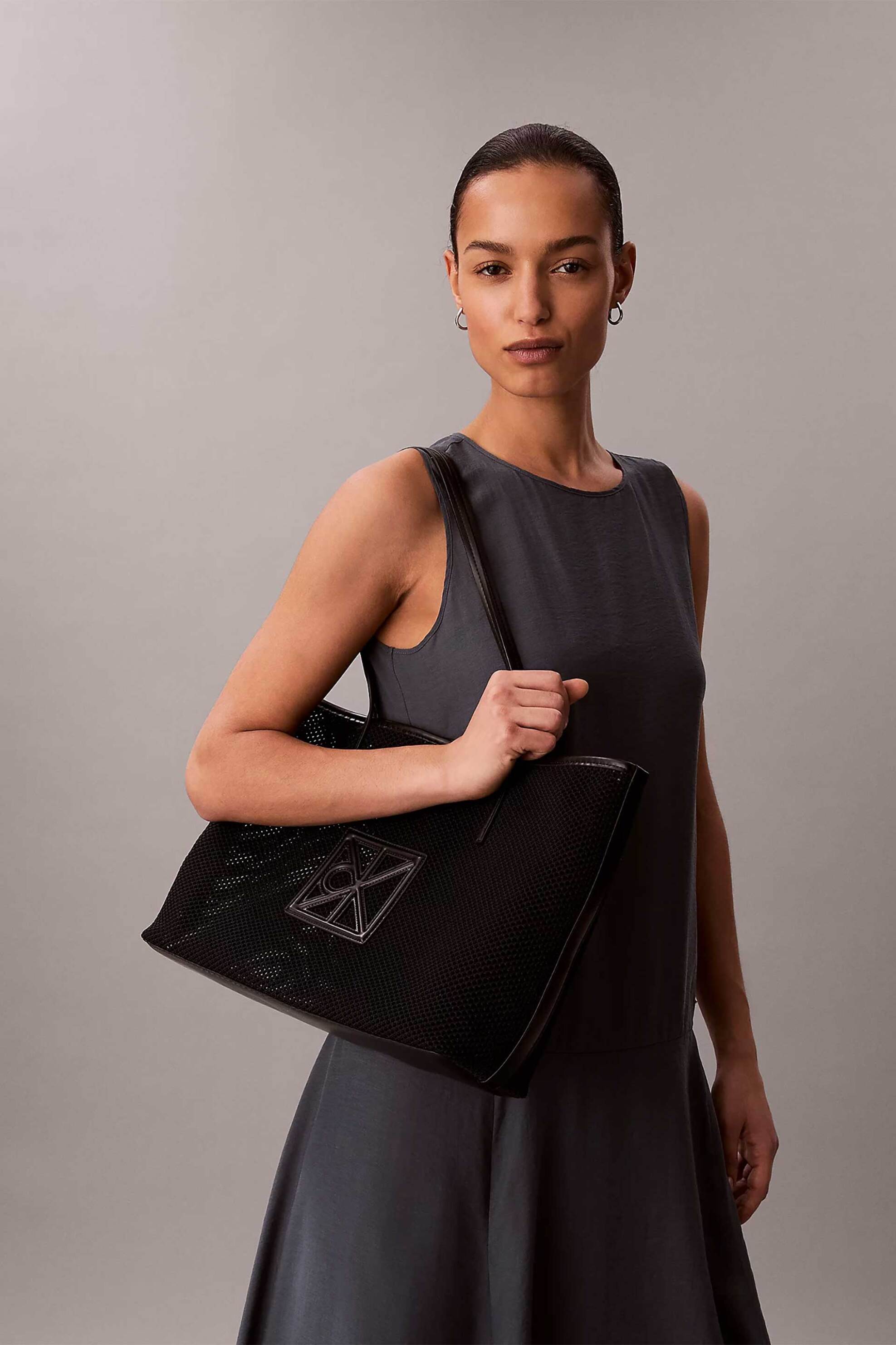 Calvin Klein Jeans Γυναικεία Τσάντα Tote με Διάτρητο Σχέδιο Και Monogram - Lv04F3380G Μαύρο