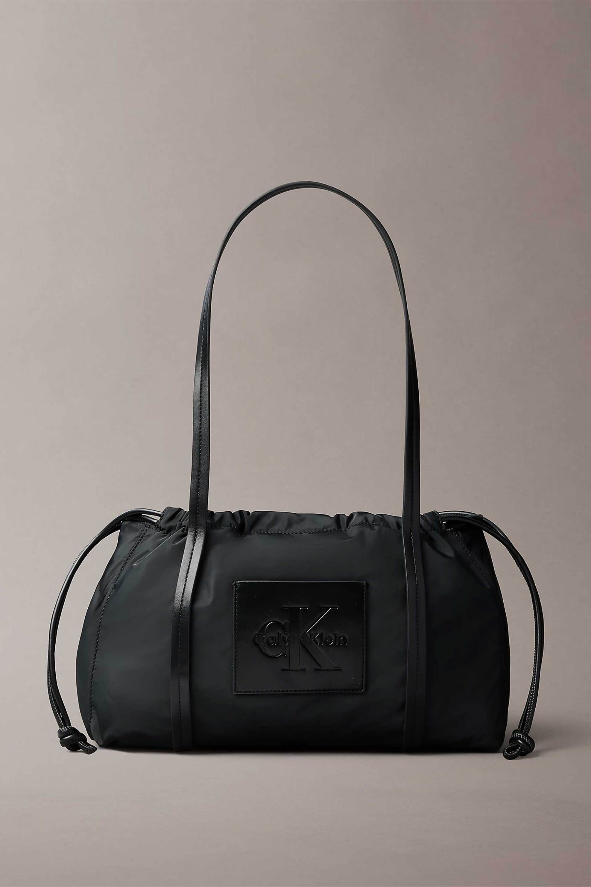Calvin Klein Jeans γυναικεία τσάντα ώμου με monogram patch - LV04F3703G Μαύρο