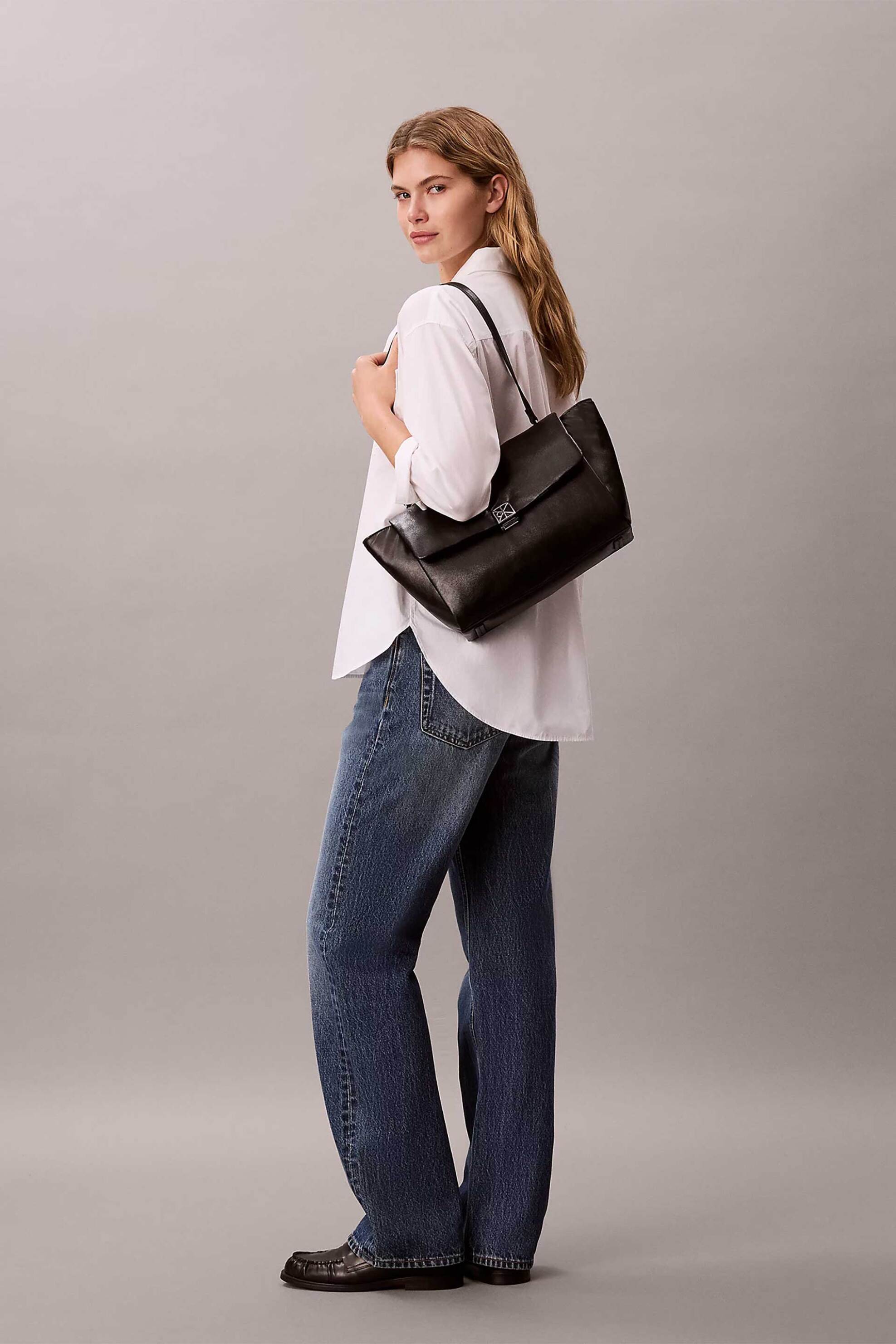 CALVIN KLEIN JEANS Calvin Klein Jeans γυναικεία τσάντα ώμου με μεταλλικό έμβλημα - LV04F3615G Μαύρο - 4