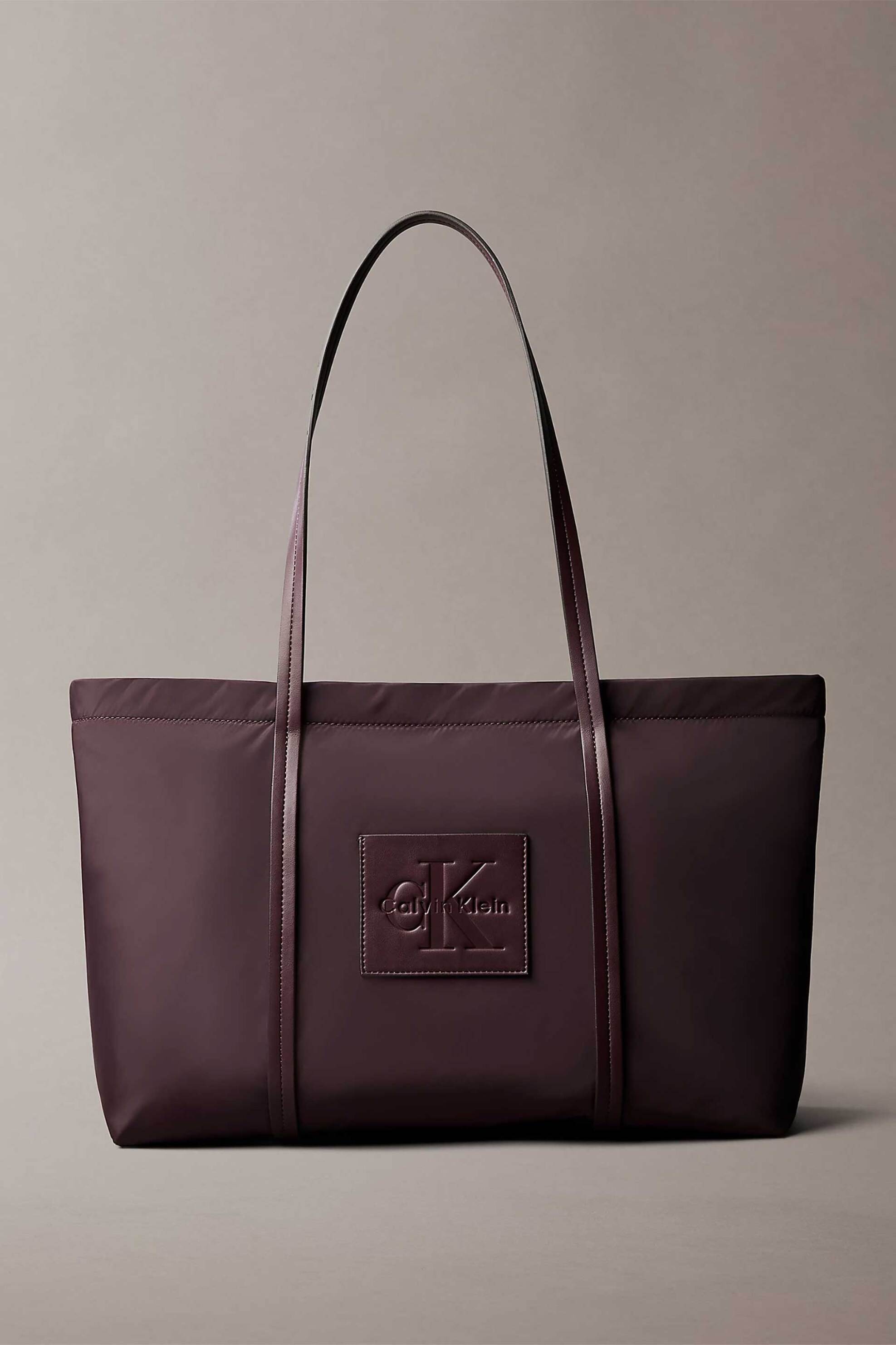Calvin Klein Jeans γυναικεία τσάντα tote αδιάβροχη με ανάγλυφο λογότυπο (Medium) - LV04F3869G Μπορντό Σκούρο