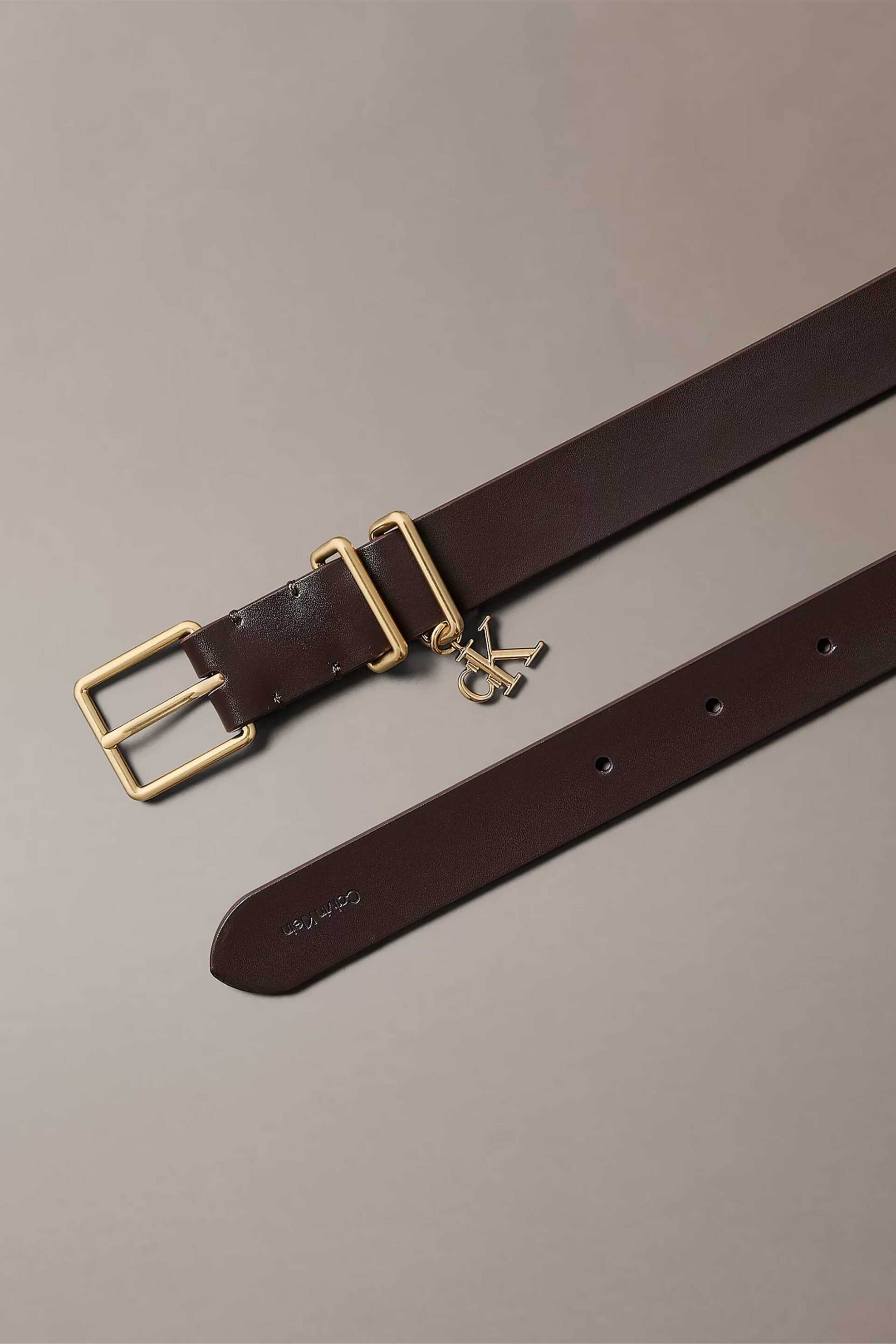 Calvin Klein Jeans γυναικεία δερμάτινη ζώνη με μεταλλικό monogram charm - LV04F7086G Καφέ Σκούρο