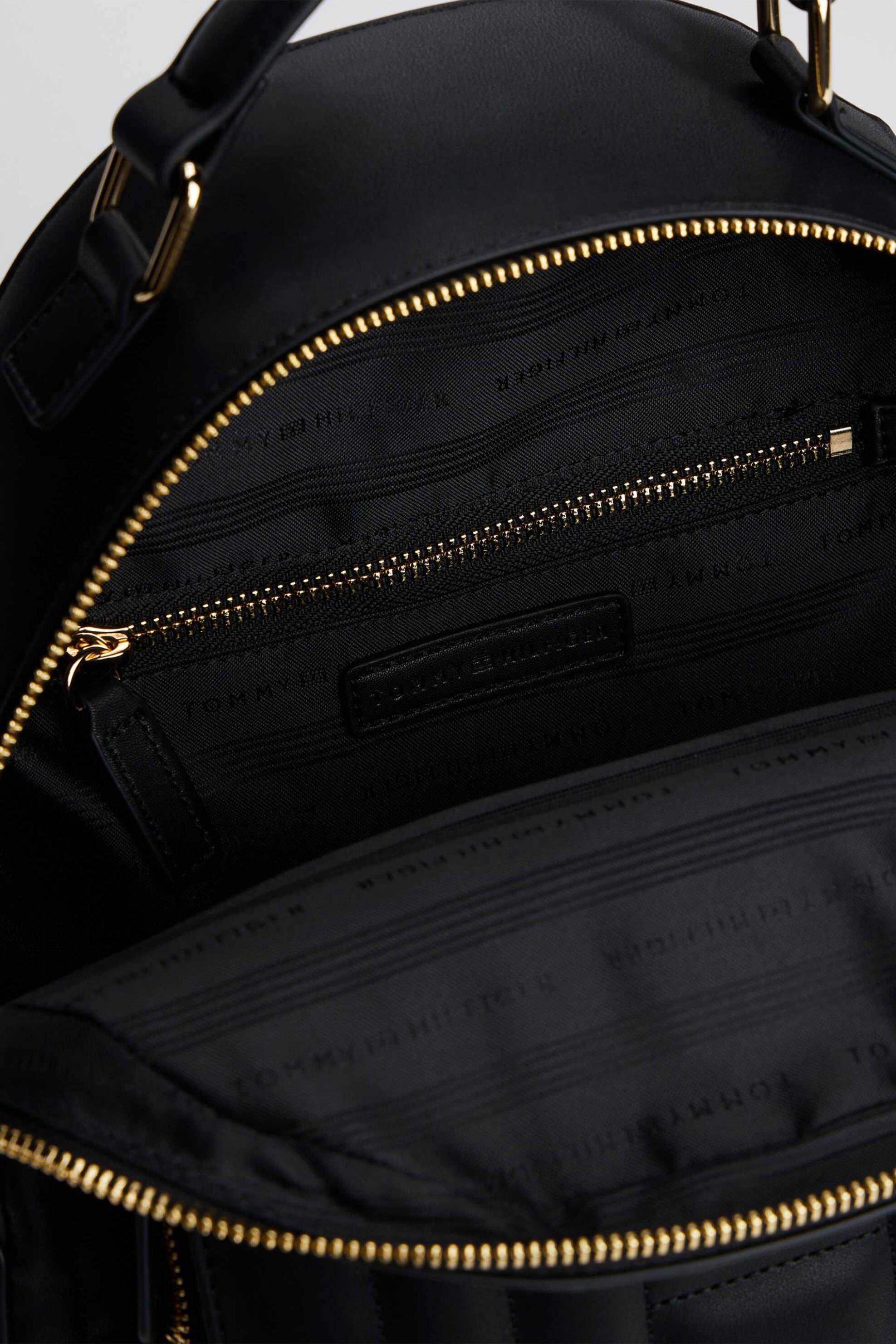 Tommy Hilfiger γυναικείο σακίδιο πλάτης με μεταλλικό μονόγραμμα - AW0AW17472 Μαύρο φωτογραφία