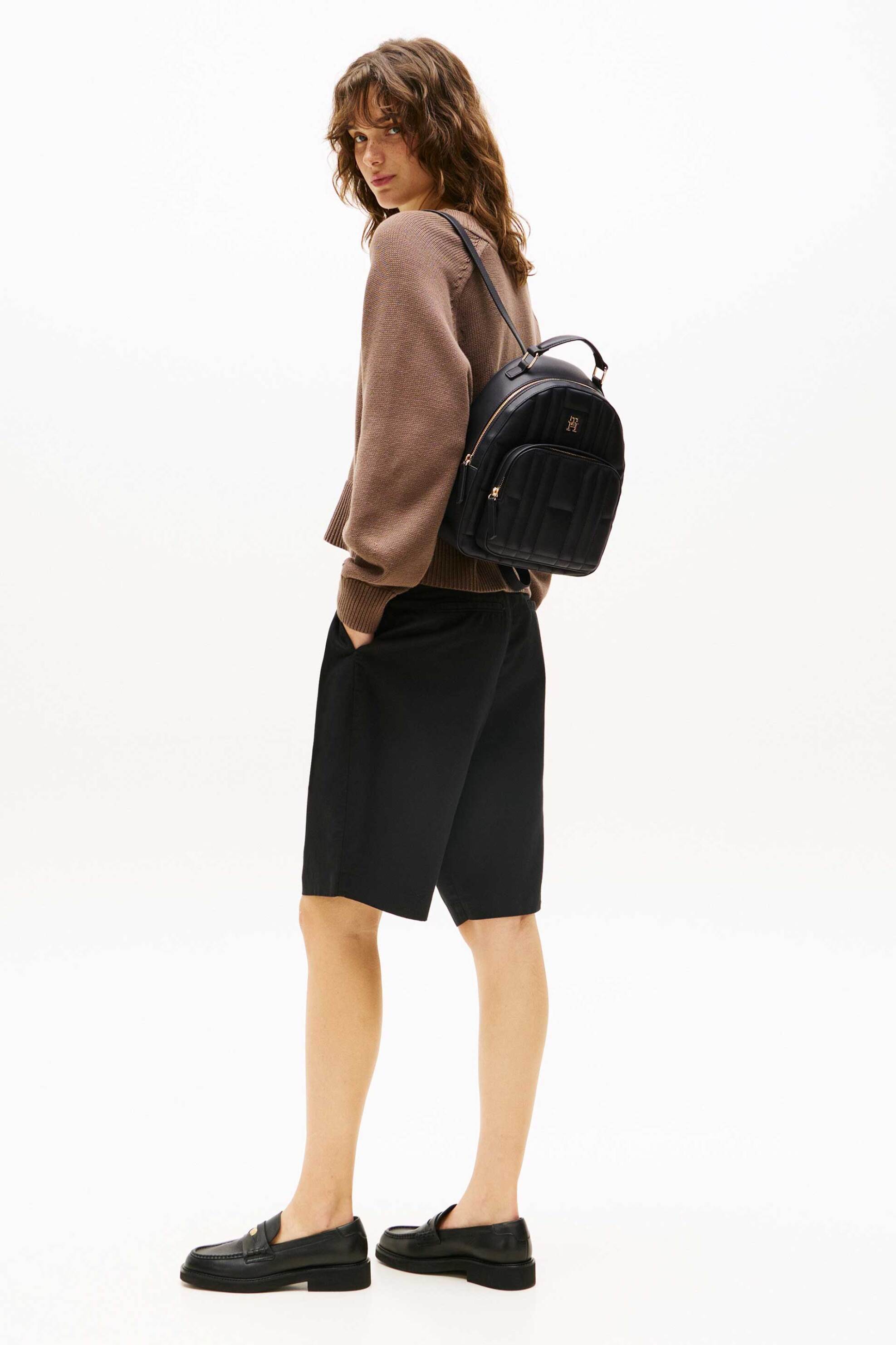 Tommy Hilfiger γυναικείο σακίδιο πλάτης με μεταλλικό μονόγραμμα - AW0AW17472 Μαύρο φωτογραφία