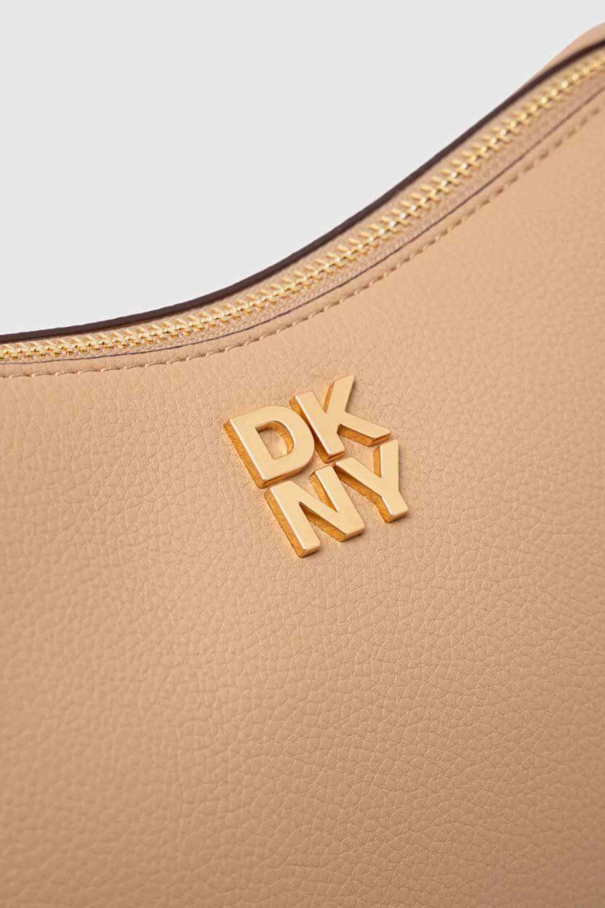 DKNY γυναικεία τσάντα ώμου με ανάγλυφο μεταλλικό logo "Remy" - R423AE54 Καμηλό φωτογραφία