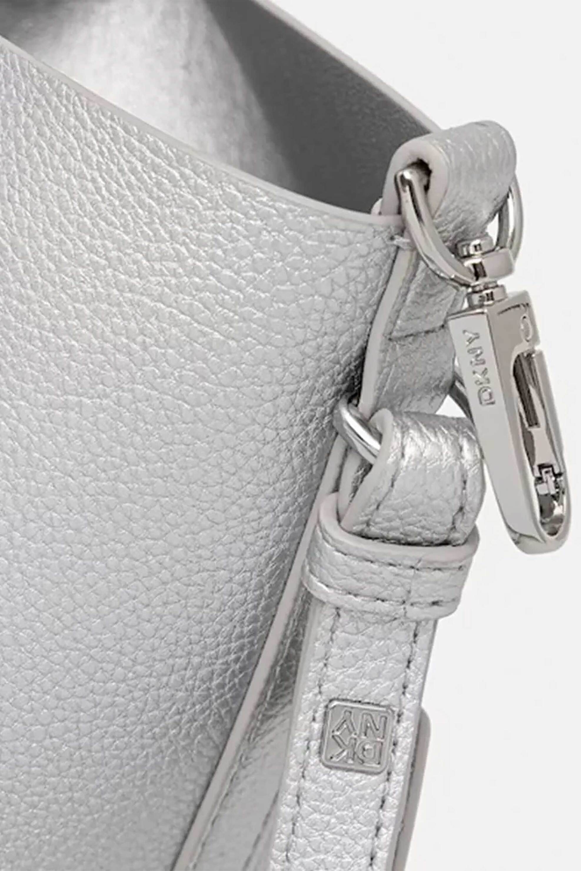 Dkny Γυναικεία Τσάντα Χειρός με Μεταλικό Λογότυπο Paula - R53Bam60 Ασημί