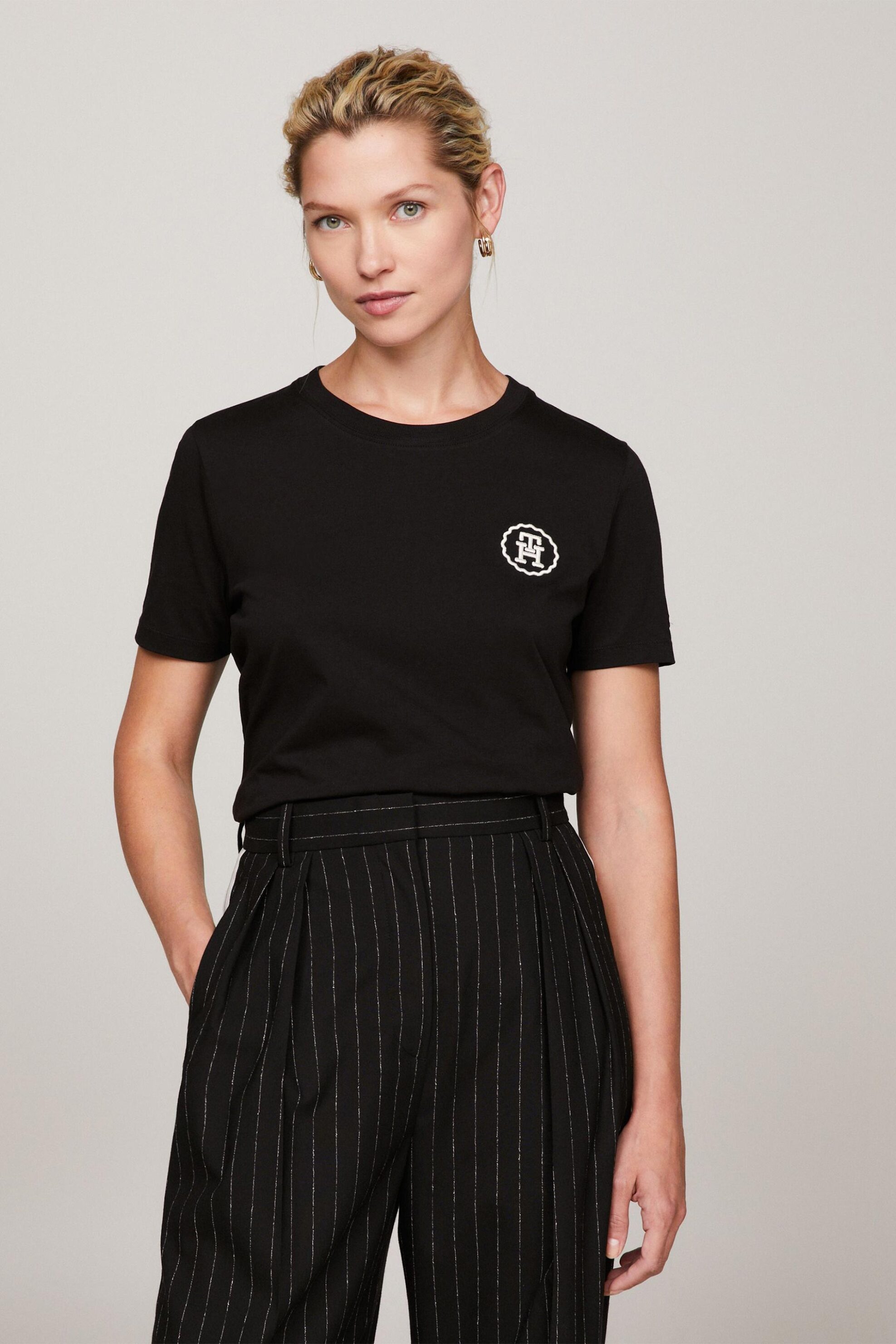 Γυναίκα > ΡΟΥΧΑ > Tops > T-Shirts Tommy Hilfiger γυναικείο T-shirt μονόχρωμο με κεντημένο monogram logo Regular Fit - WW0WW40273 Μαύρο