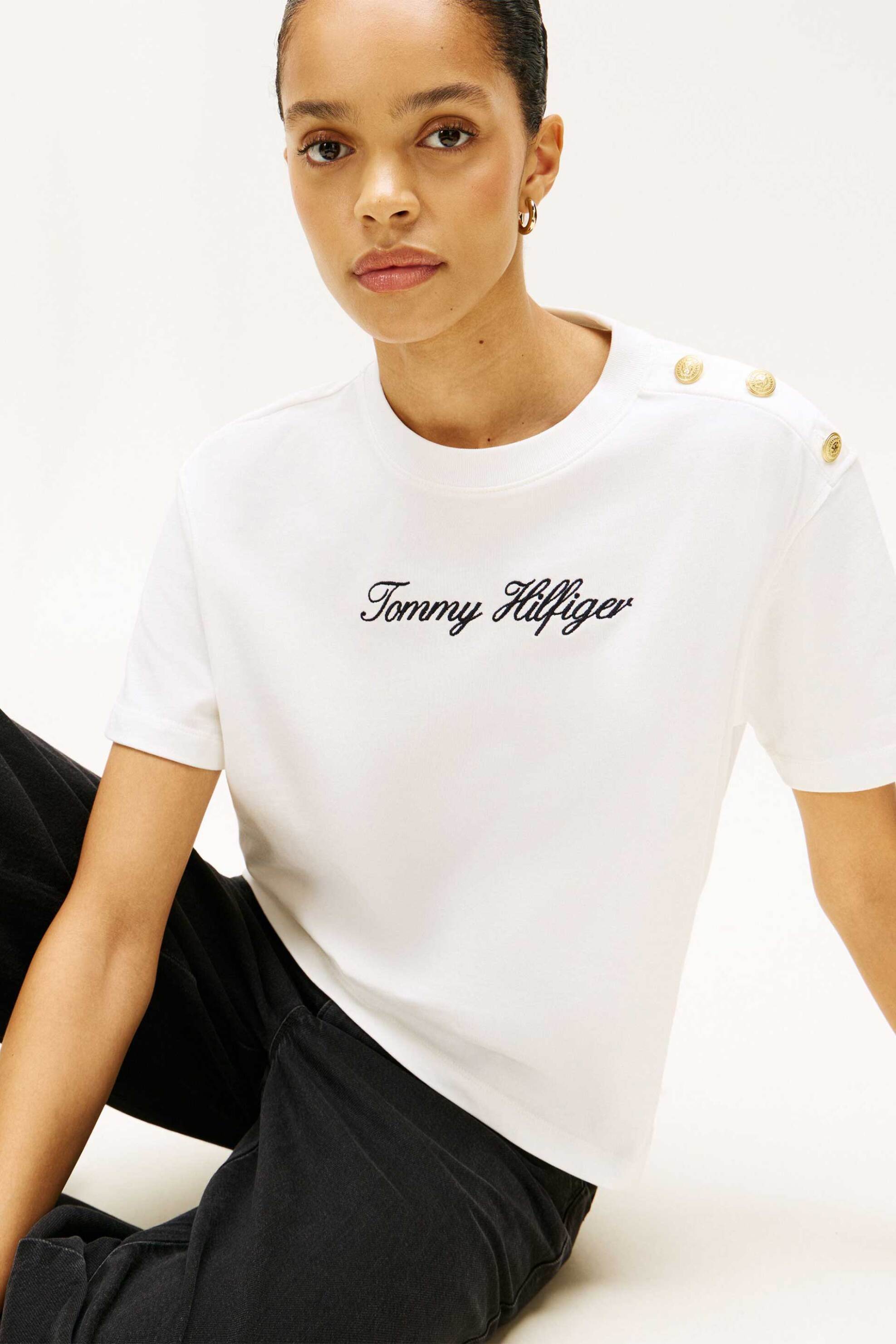 TOMMY HILFIGER Tommy Hilfiger γυναικείο T-shirt με κεντημένο λογότυπο και χρυσά κουμπιά στον ώμο Relaxed Fit - WW0WW47819 Εκρού - 2