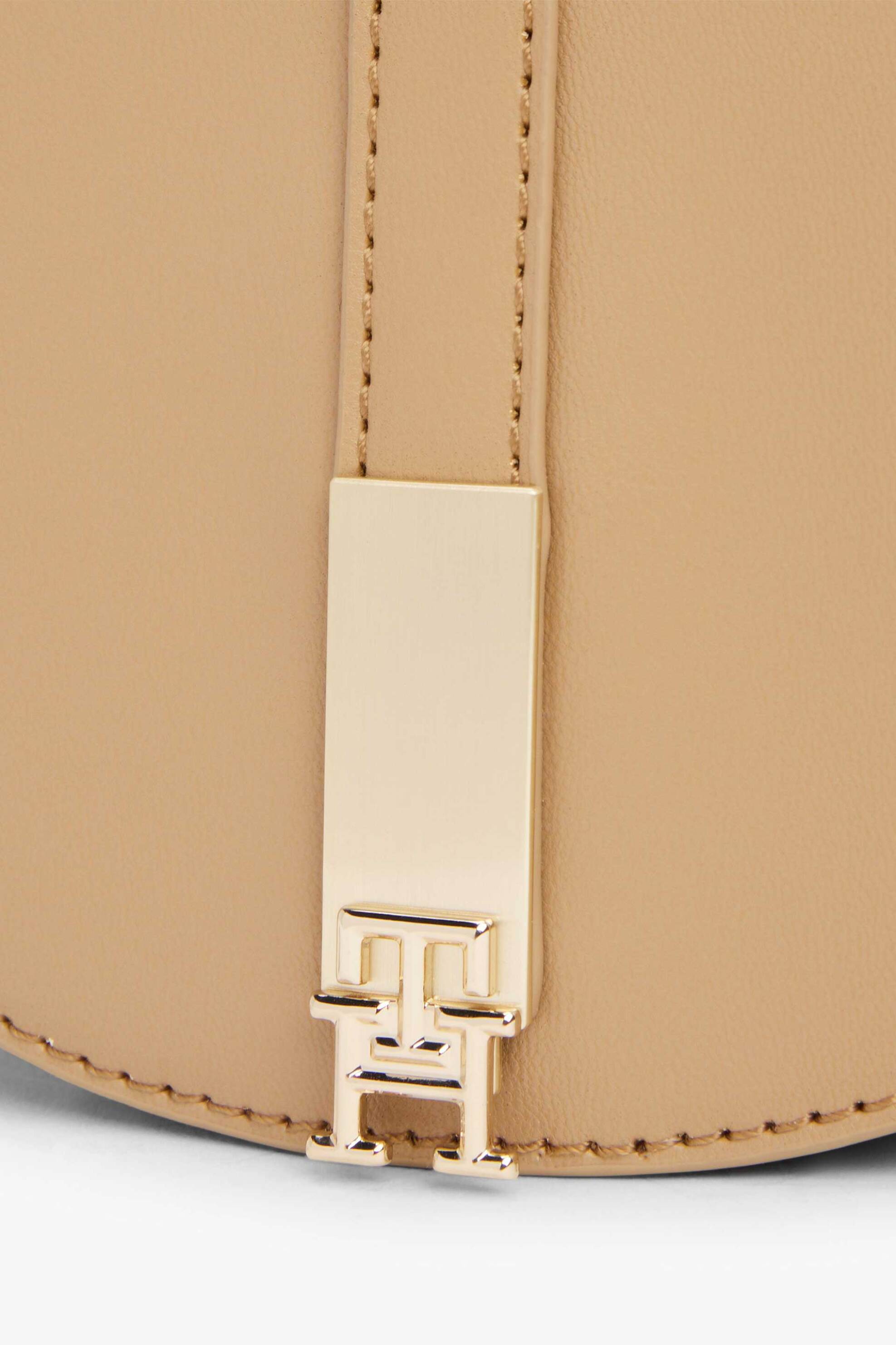 TOMMY HILFIGER Tommy Hilfiger γυναικεία τσάντα crossbody με μεταλλικό monogram "Heritage" - AW0AW17164 Καμηλό - 3