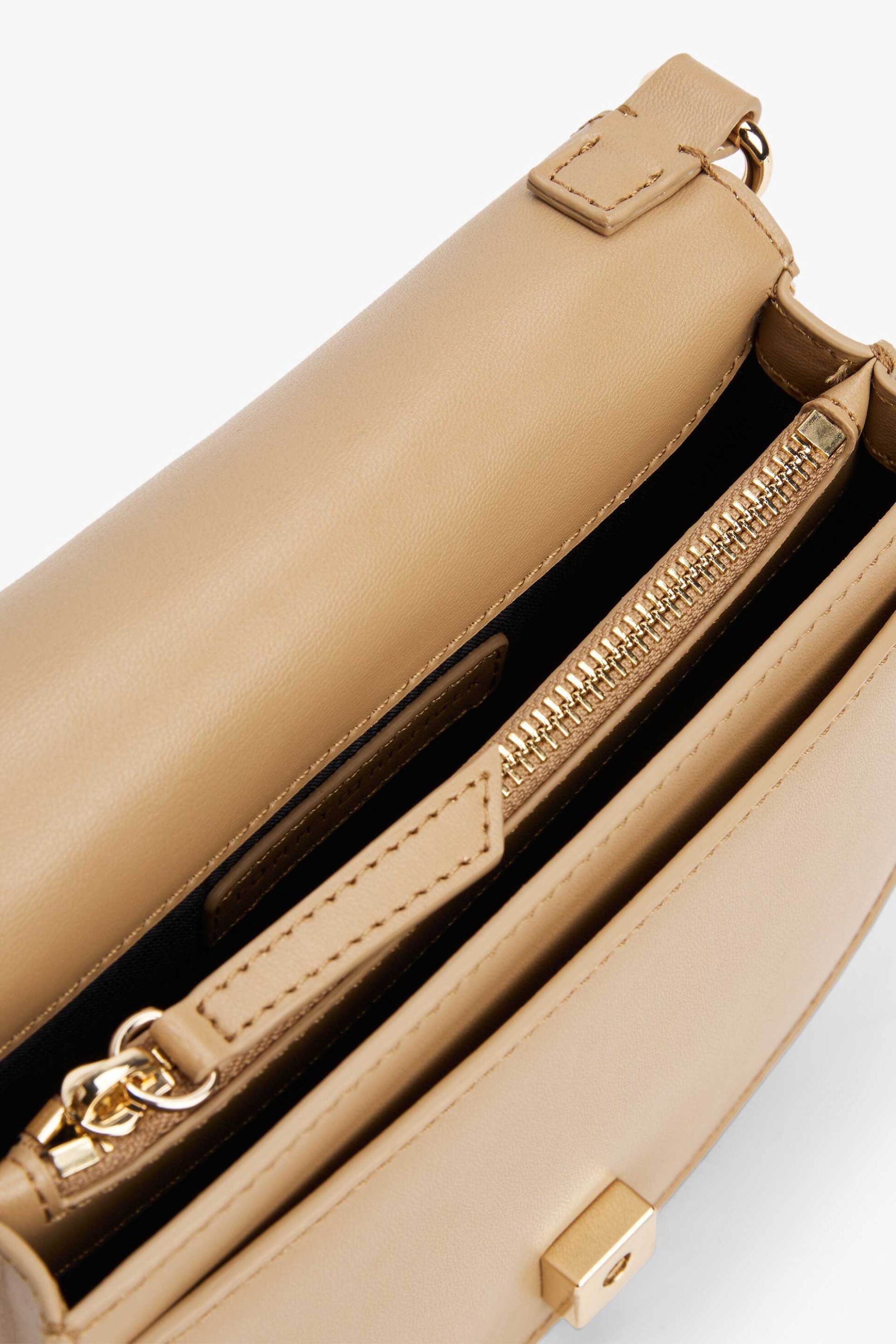 TOMMY HILFIGER Tommy Hilfiger γυναικεία τσάντα crossbody με μεταλλικό monogram "Heritage" - AW0AW17164 Καμηλό - 4