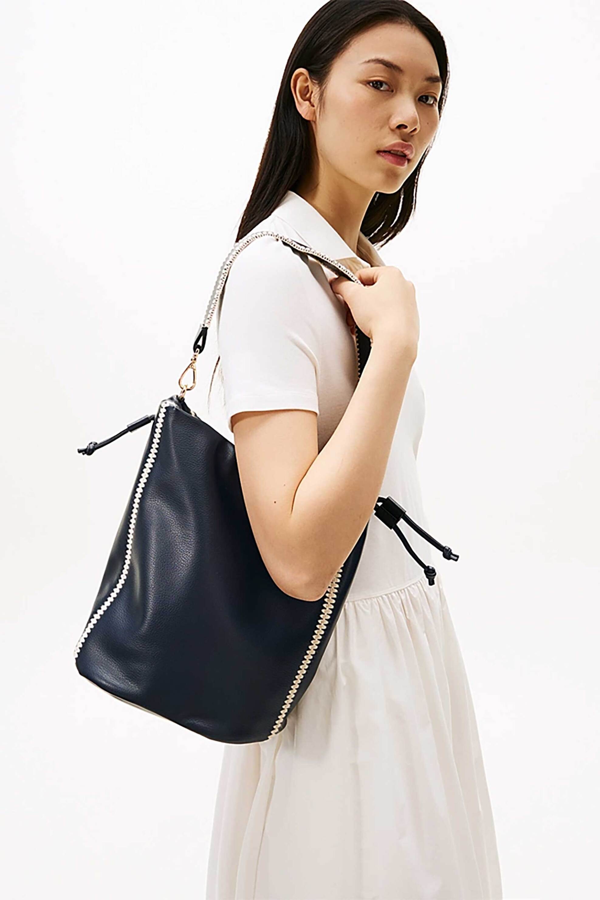 Tommy Hilfiger γυναικεία τσάντα bucket με μεταλλικό λογότυπο - AW0AW17540 Σκούρο Μπλε φωτογραφία