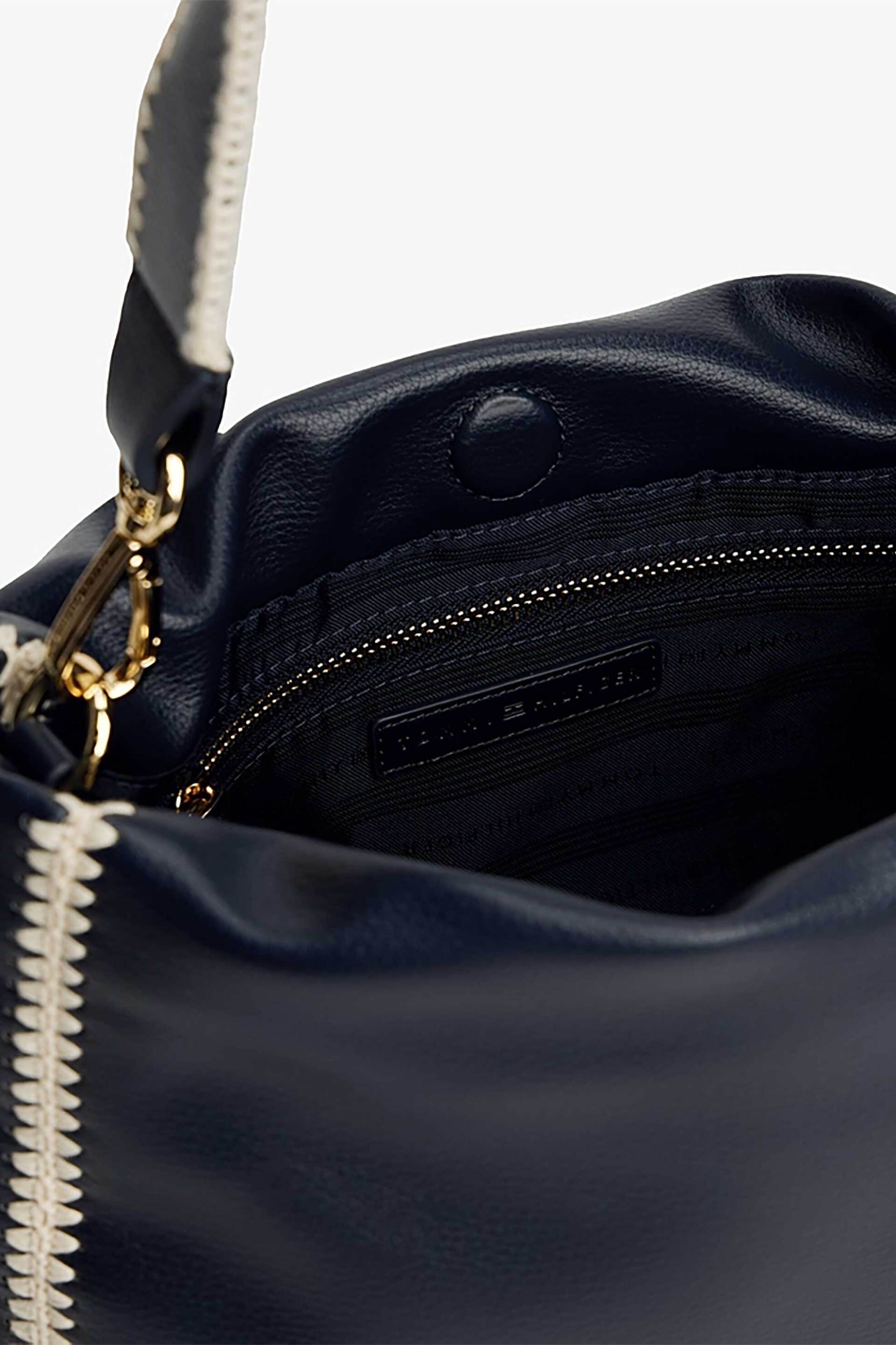 Tommy Hilfiger γυναικεία τσάντα bucket με μεταλλικό λογότυπο - AW0AW17541 Μαύρο φωτογραφία