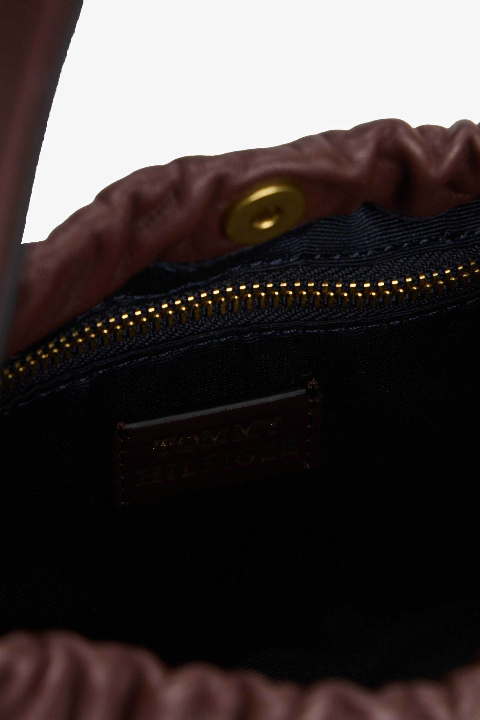 Tommy Hilfiger Γυναικείο Τσαντάκι Ώμου Crossbody με Αλυσίδα Και Μεταλλικό Λογότυπο - Aw0Aw18306 Καφέ Σκούρο