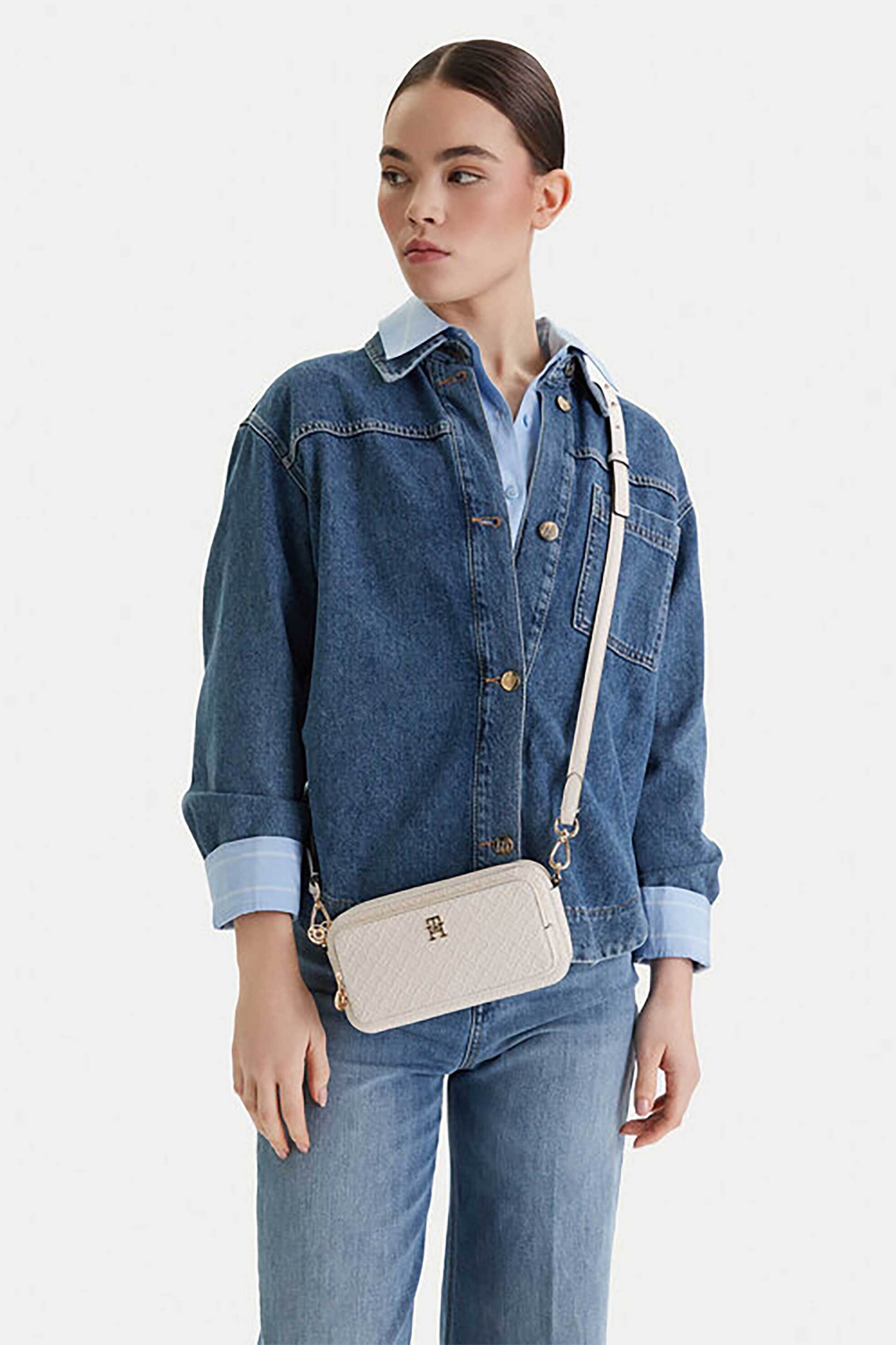 Tommy Hilfiger Γυναικεία Τσάντα Crossbody με Μεταλλικό Monogram Th Daily Camera Bag - Aw0Aw18414 Εκρού