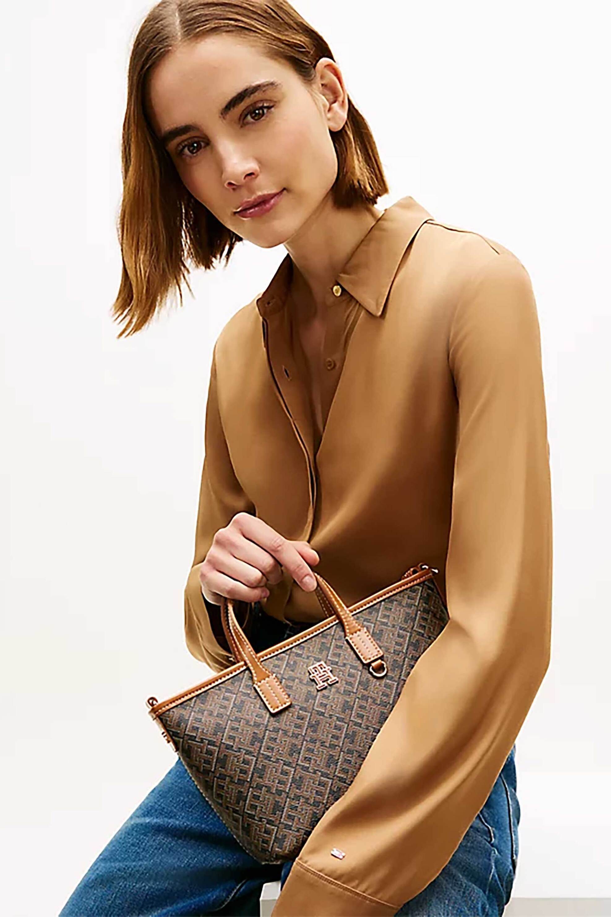 Tommy Hilfiger Γυναικεία Τσάντα Tote με Μεταλλικό Μονόγραμμα Και All-Over Logo Print Th Monoplay - Aw0Aw18848 Μαύρο