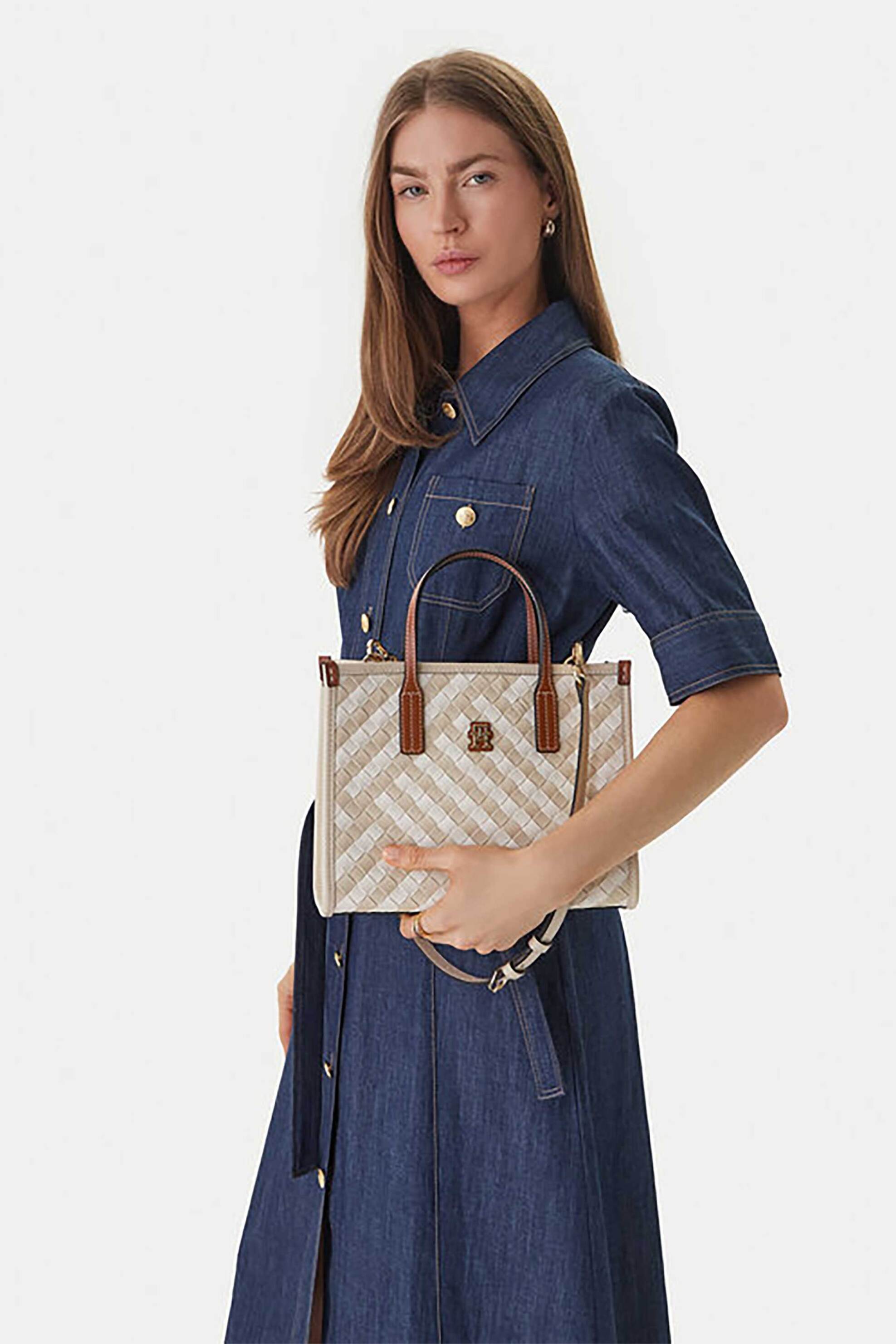 Tommy Hilfiger γυναικείο mini bag tote με μεταλλικό monogram και πλεκτό σχέδιο "TH City" - AW0AW18393 Λευκό φωτογραφία
