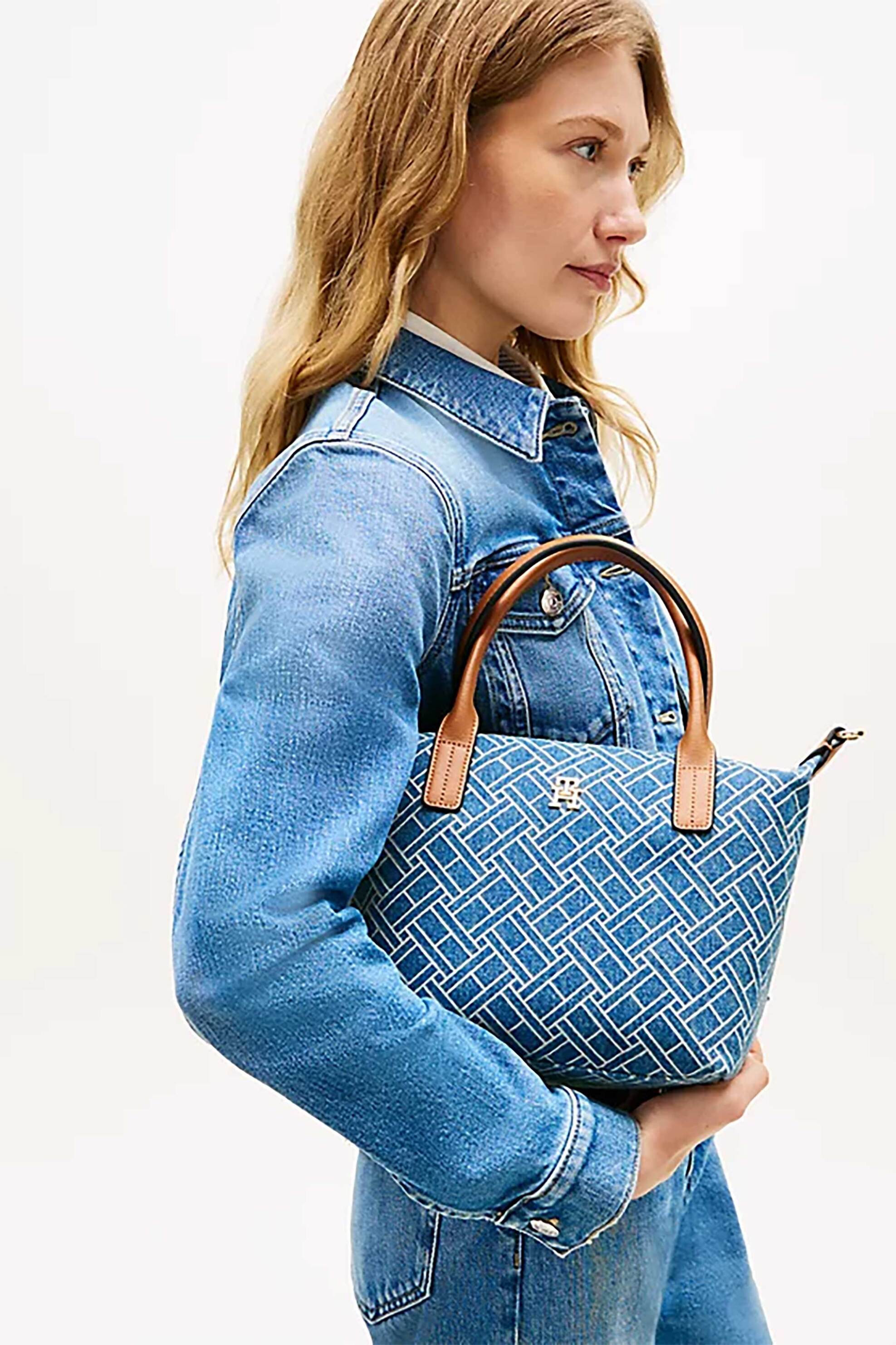 Tommy Hilfiger Γυναικεία Τσάντα Tote Χειρός με Μεταλλικό Monogram Και Γεωμετρικό Μοτίβο Popette - Aw0Aw18612 Denim Blue
