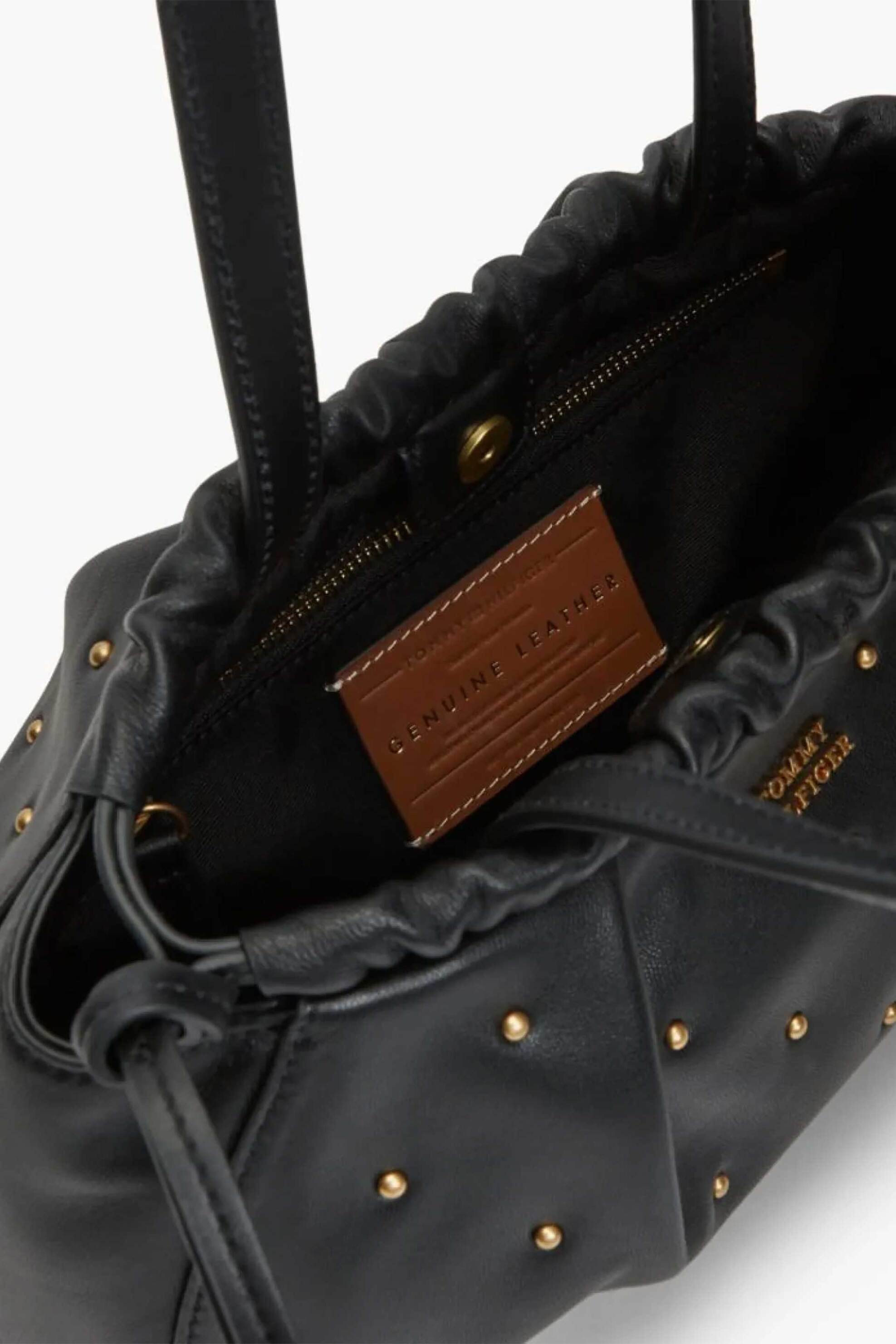 TOMMY HILFIGER Tommy Hilfiger γυναικεία δερμάτινη τσάντα ώμου με τρουκς και μπρελόκ - AW0AW19338 Μαύρο - 3