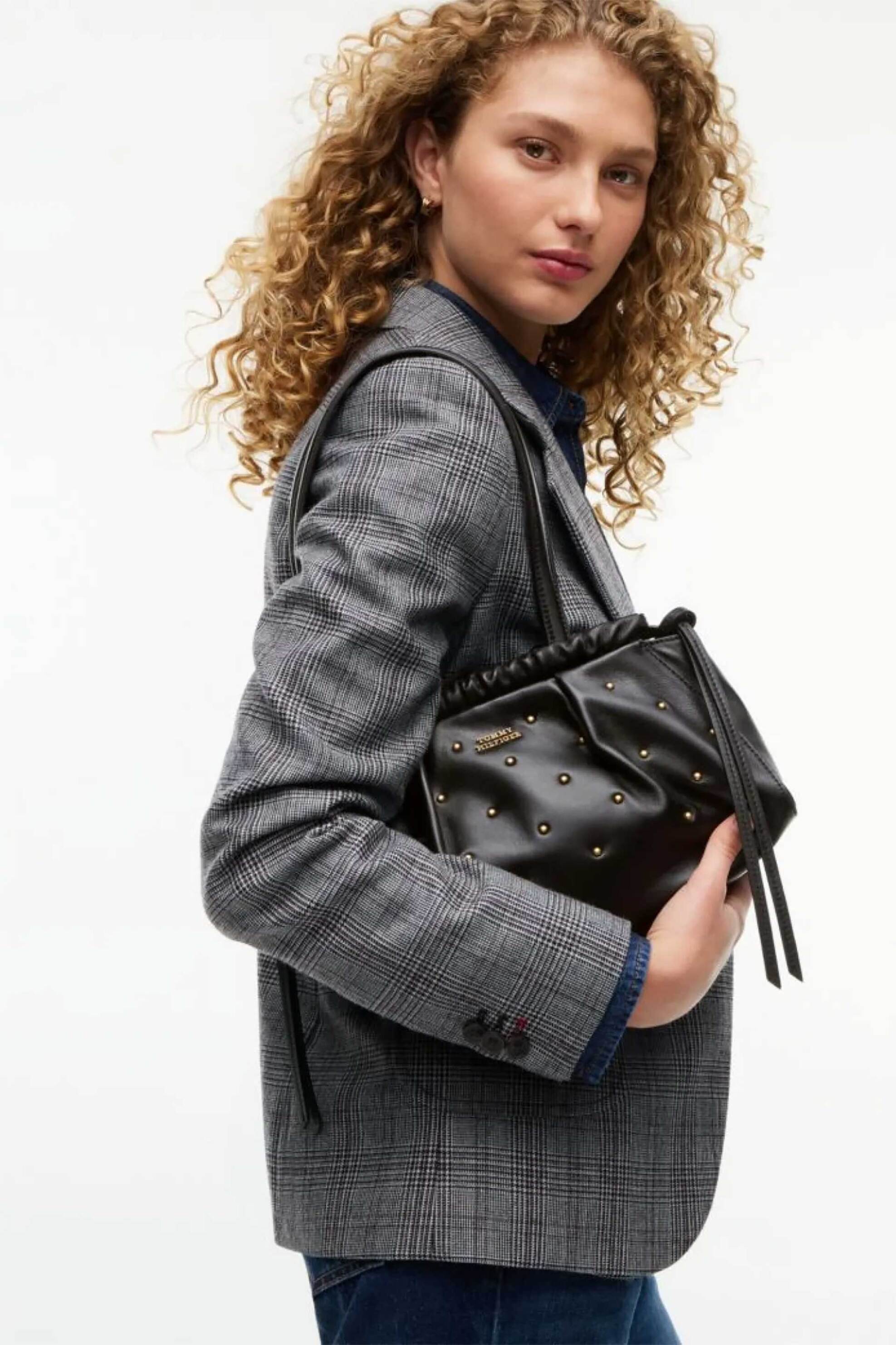 TOMMY HILFIGER Tommy Hilfiger γυναικεία δερμάτινη τσάντα ώμου με τρουκς και μπρελόκ - AW0AW19338 Μαύρο - 4