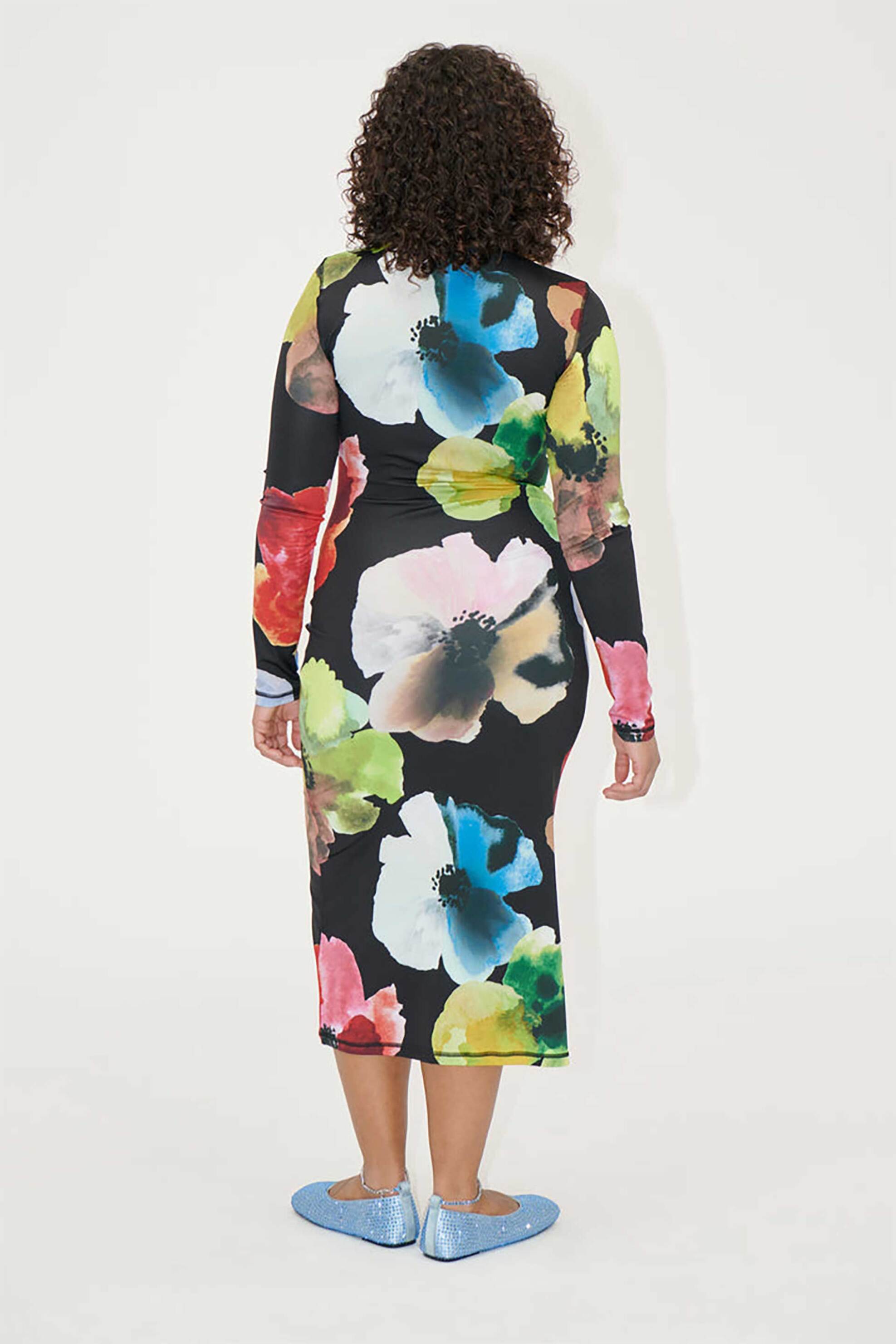 Stine Goya γυναικείο φόρεμα midi με floral print watercolor bloom - SG-PS25-D074-2244 Μαύρο φωτογραφία