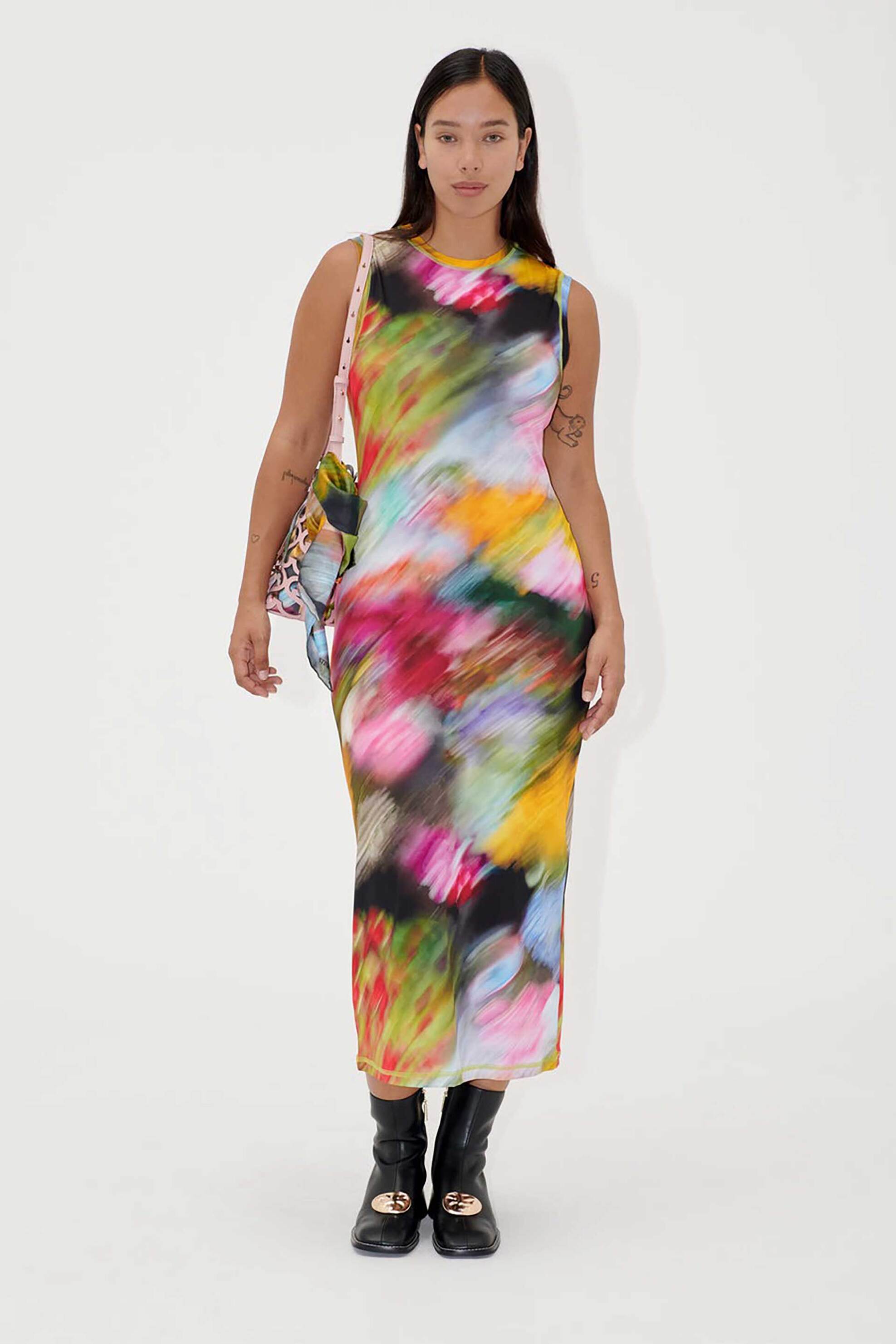 Stine Goya γυναικείο φόρεμα midi αμάνικο με floral print "Liquid Floral" - SG-SS25-D104-2244 Πολύχρωμο