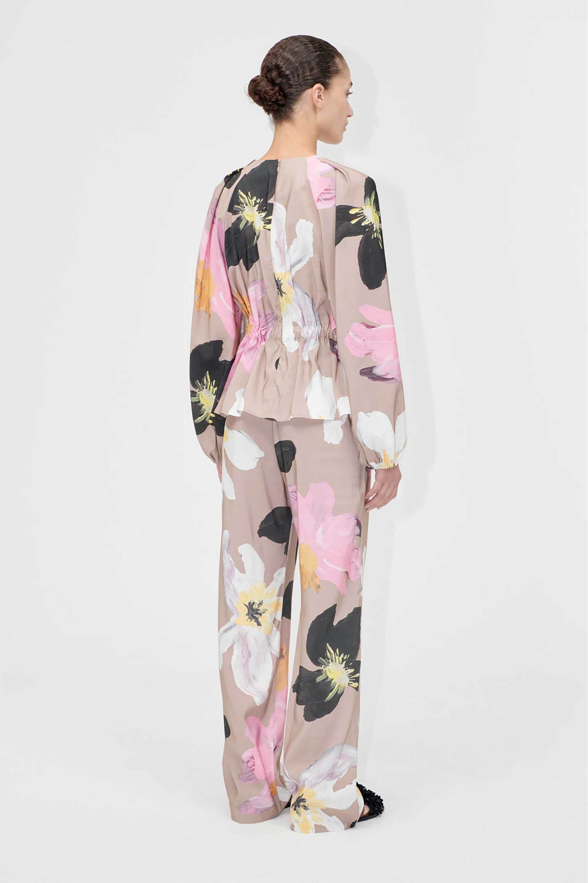 Stine Goya γυναικείο παντελόνι με floral print "Wild Flowers" - SG-PF25-P009-2070 Καφέ φωτογραφία