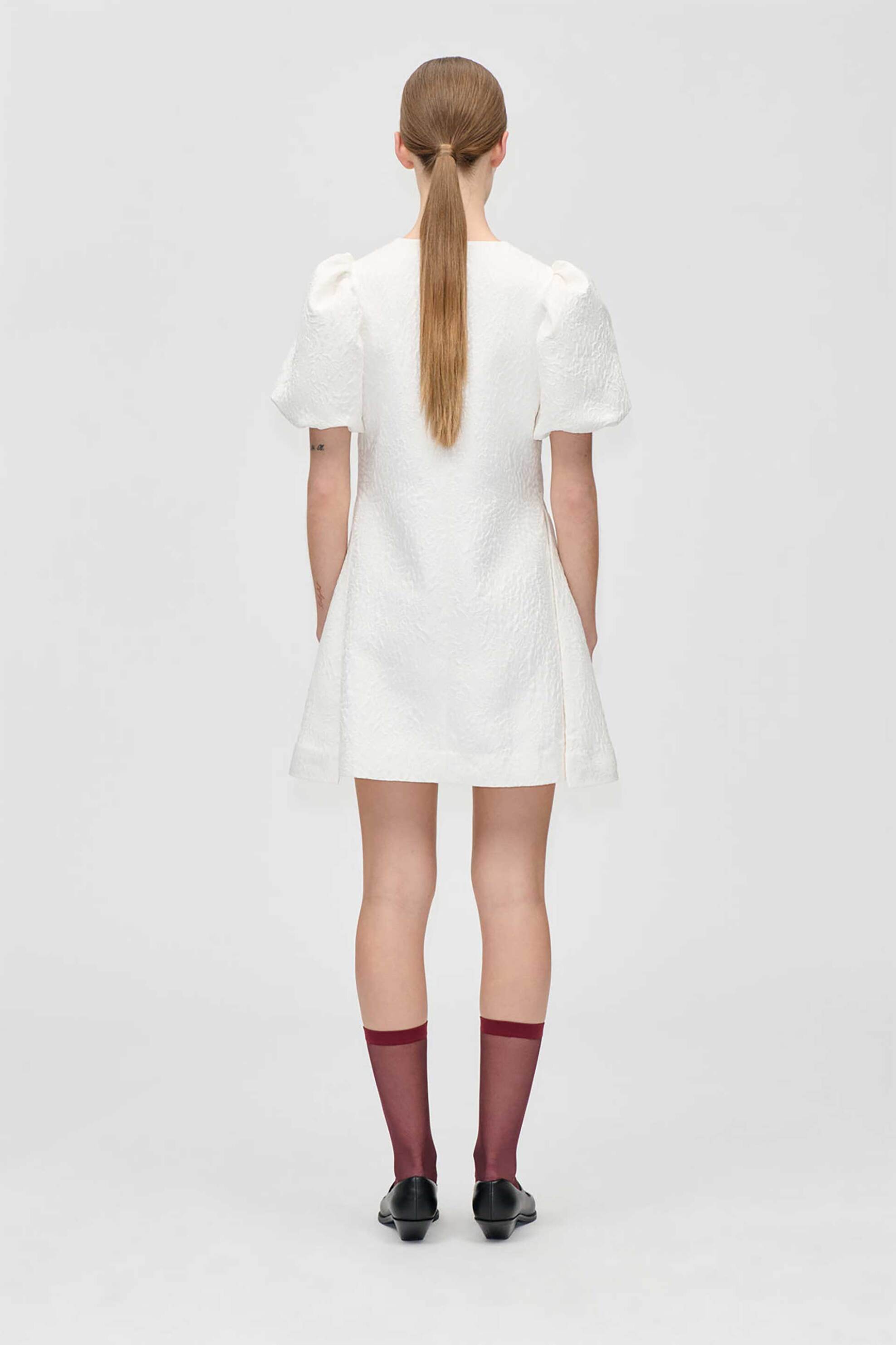 Stine Goya γυναικείο mini φόρεμα jacquard "Artist Flower Relief" - SG-PS26-D187-2448 Εκρού φωτογραφία