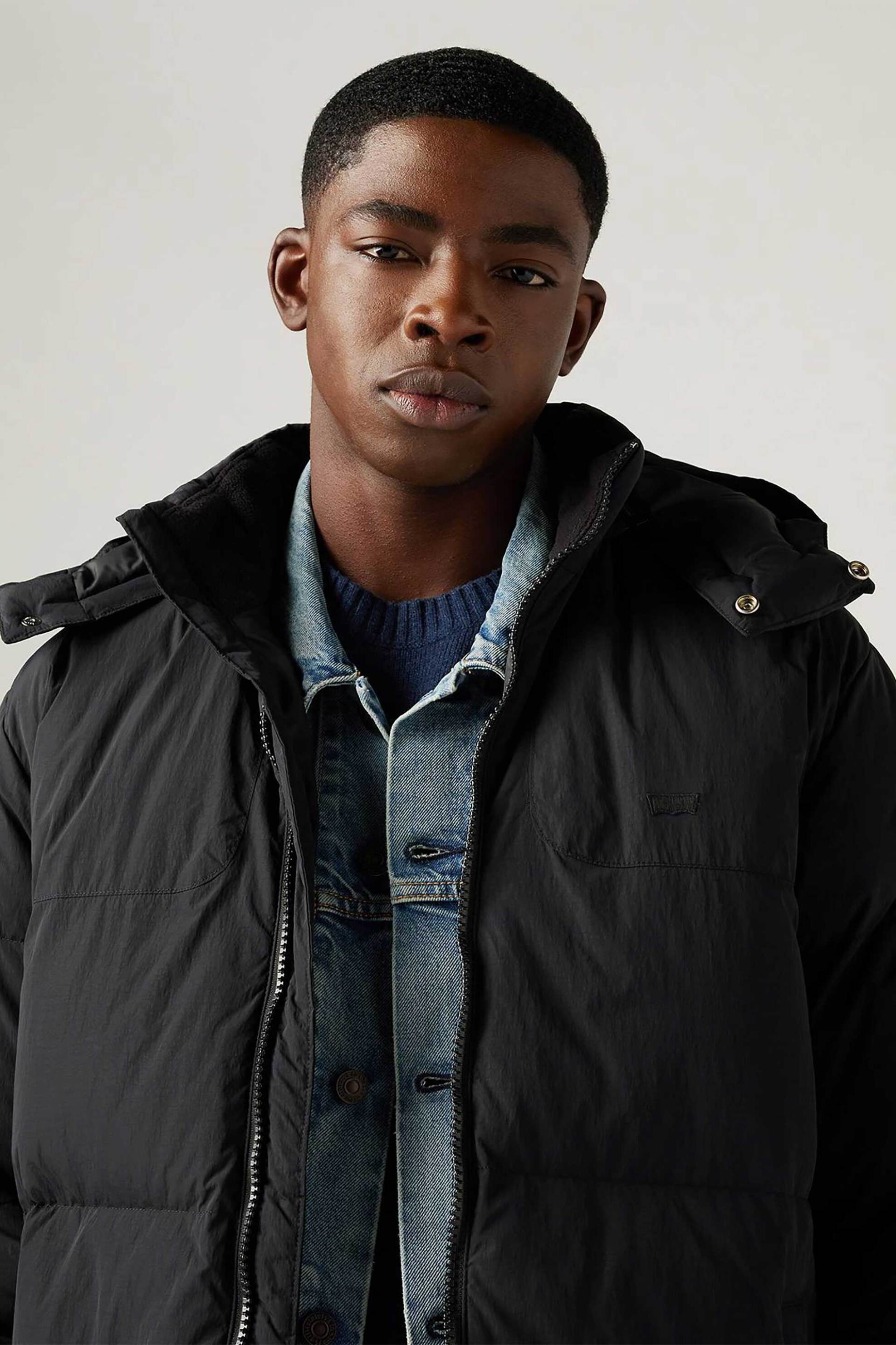 Levi's® ανδρικό μπουφάν puffer με κουκούλα καπιτονέ και logo patch Standard Fit - A85570000 Μαύρο φωτογραφία