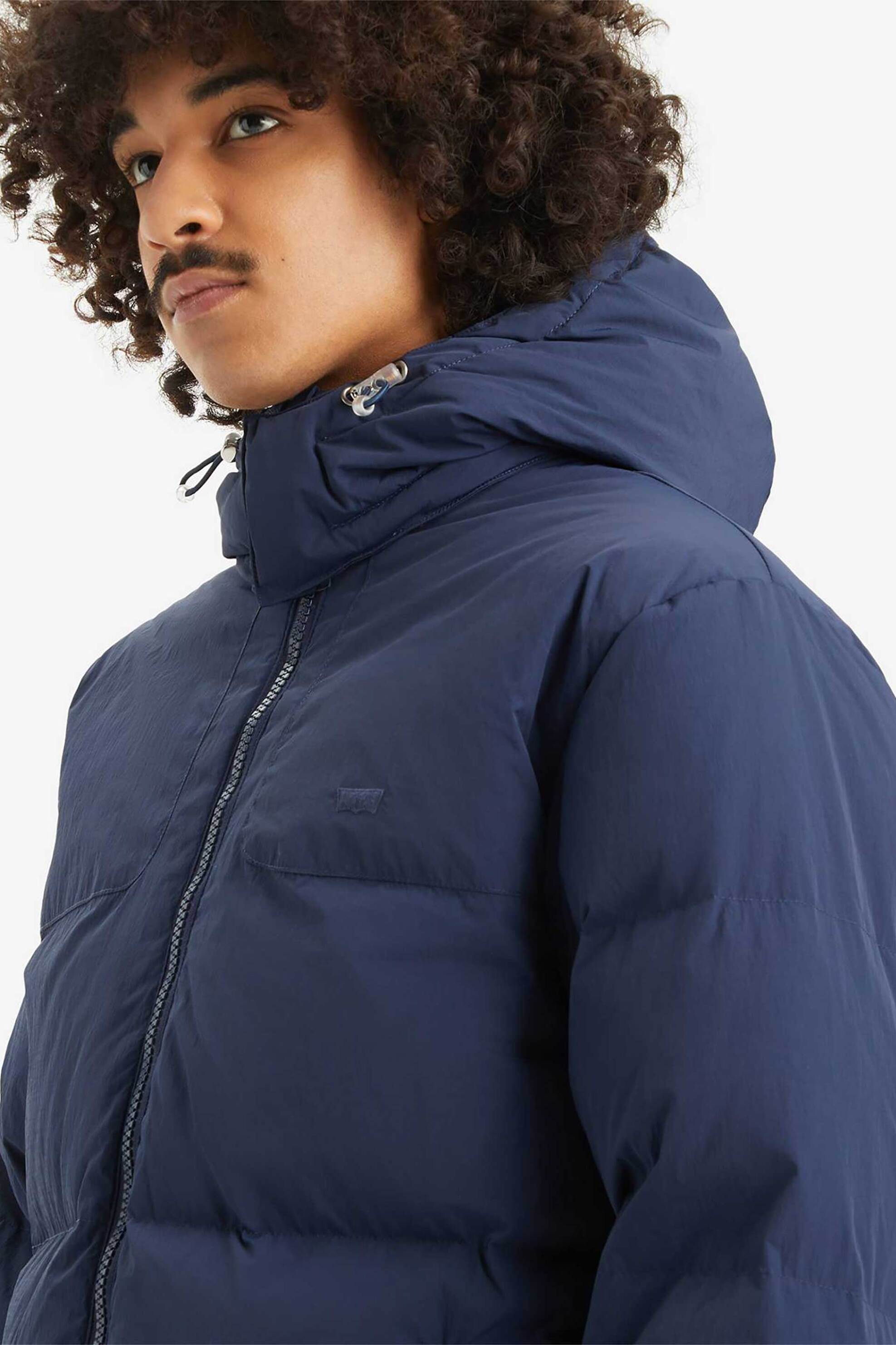 Levi's® ανδρικό μπουφάν puffer με κουκούλα καπιτονέ και logo patch Standard Fit - A85570001 Μπλε Σκούρο φωτογραφία