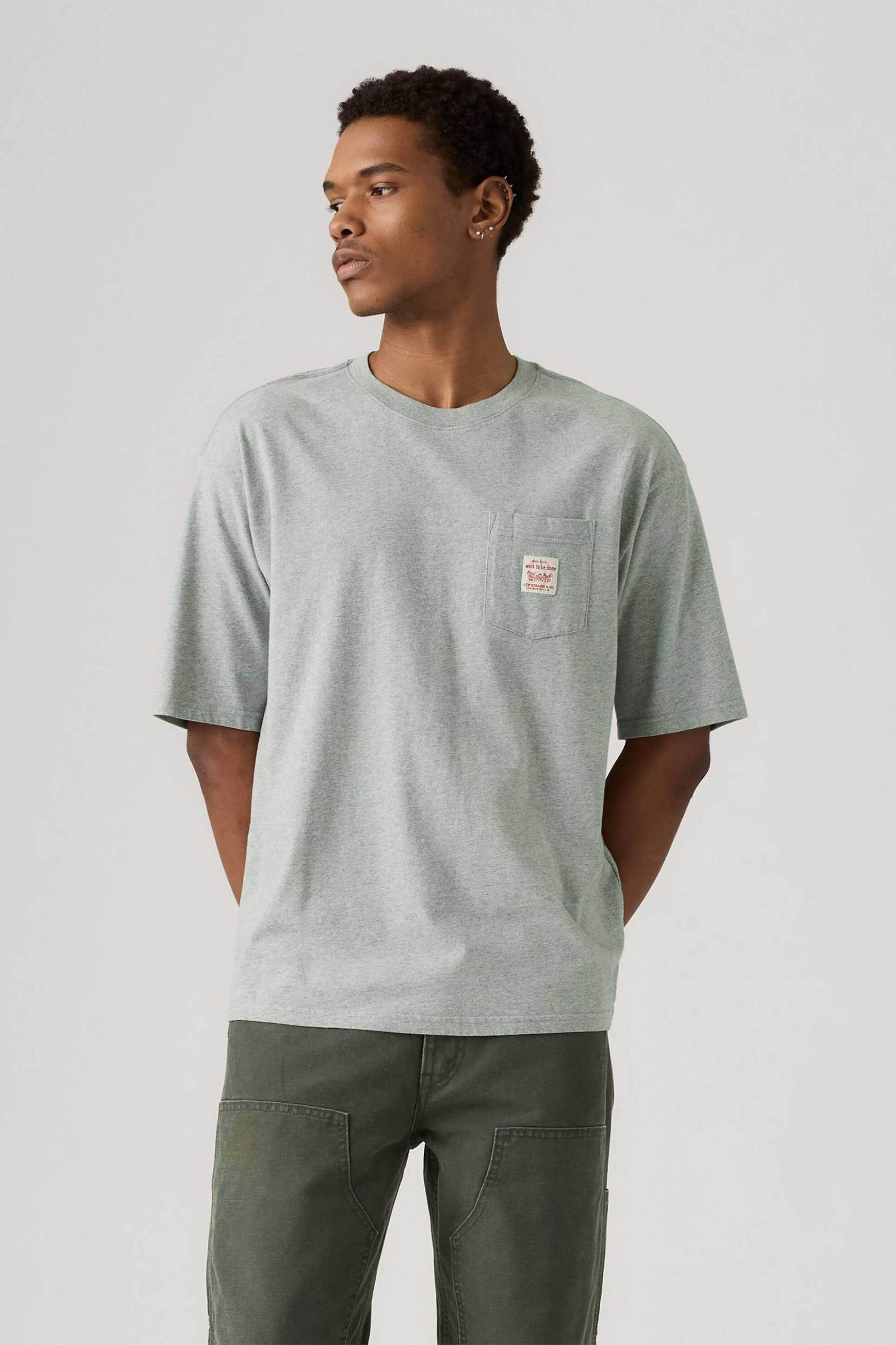 Levi's® ανδρικό T-shirt με τσέπη και logo patch Loose Fit "Workwear" - A58500003 Γκρι Ανοιχτό