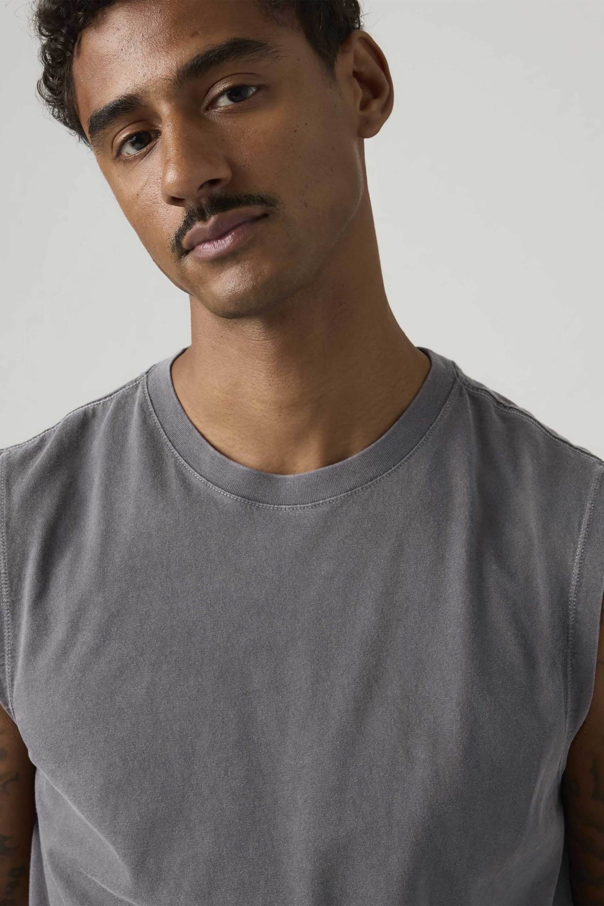 Levi's® ανδρική αμάνικη μπλούζα Relaxed Fit "Muscle" - 004V10002 Ανθρακί φωτογραφία