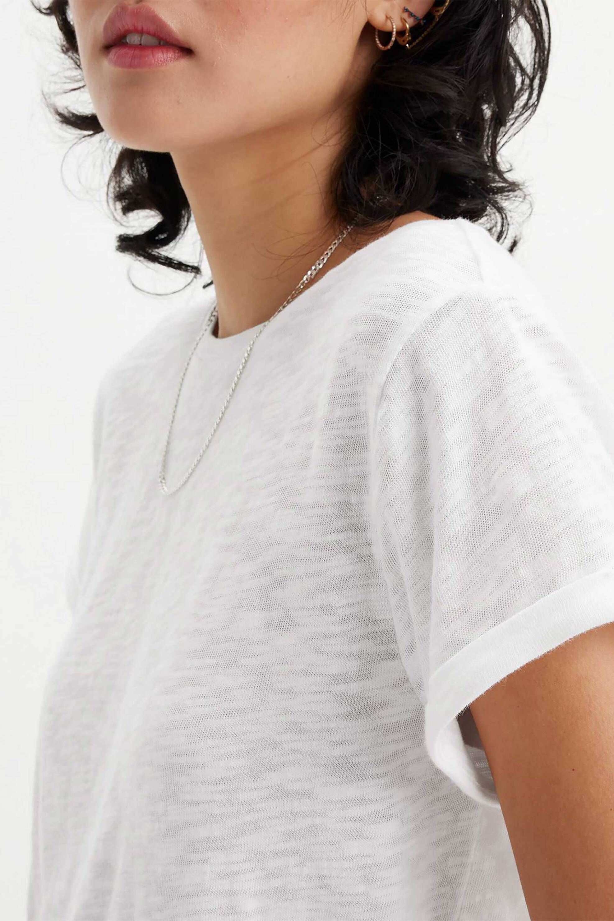 Levi's® γυναικείο T-shirt μονόχρωμο βαμβακερό με logo label στο πλάι 