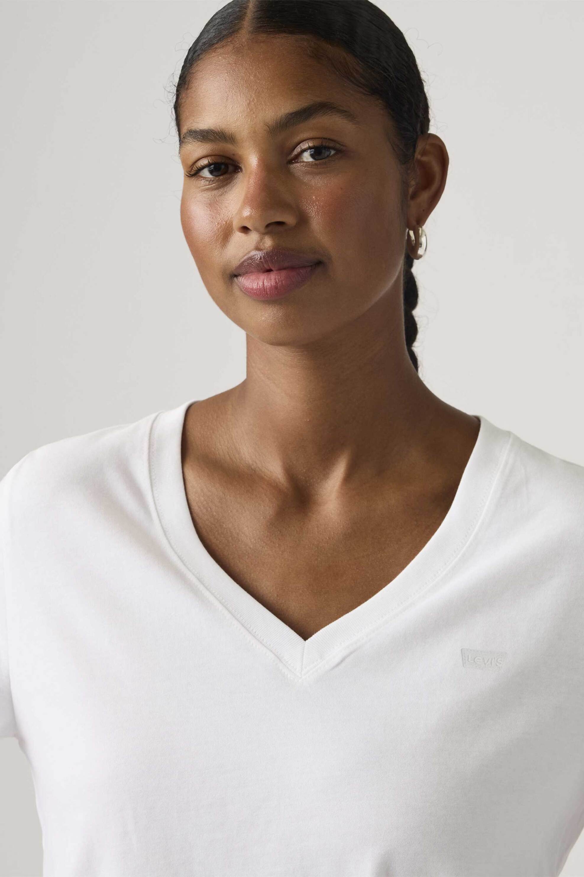 Levi's® γυναικείο T-shirt με V και λογότυπο Standard Fit 