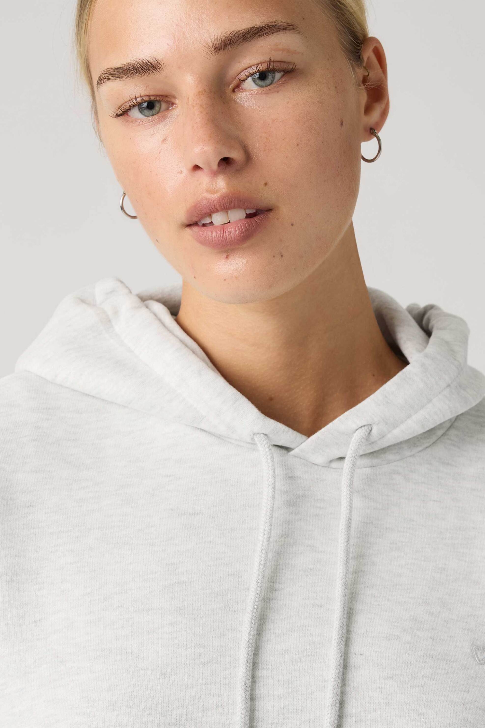 Levi's® γυναικεία μπλούζα φούτερ με κουκούλα και λογότυπο Relaxed Fit 