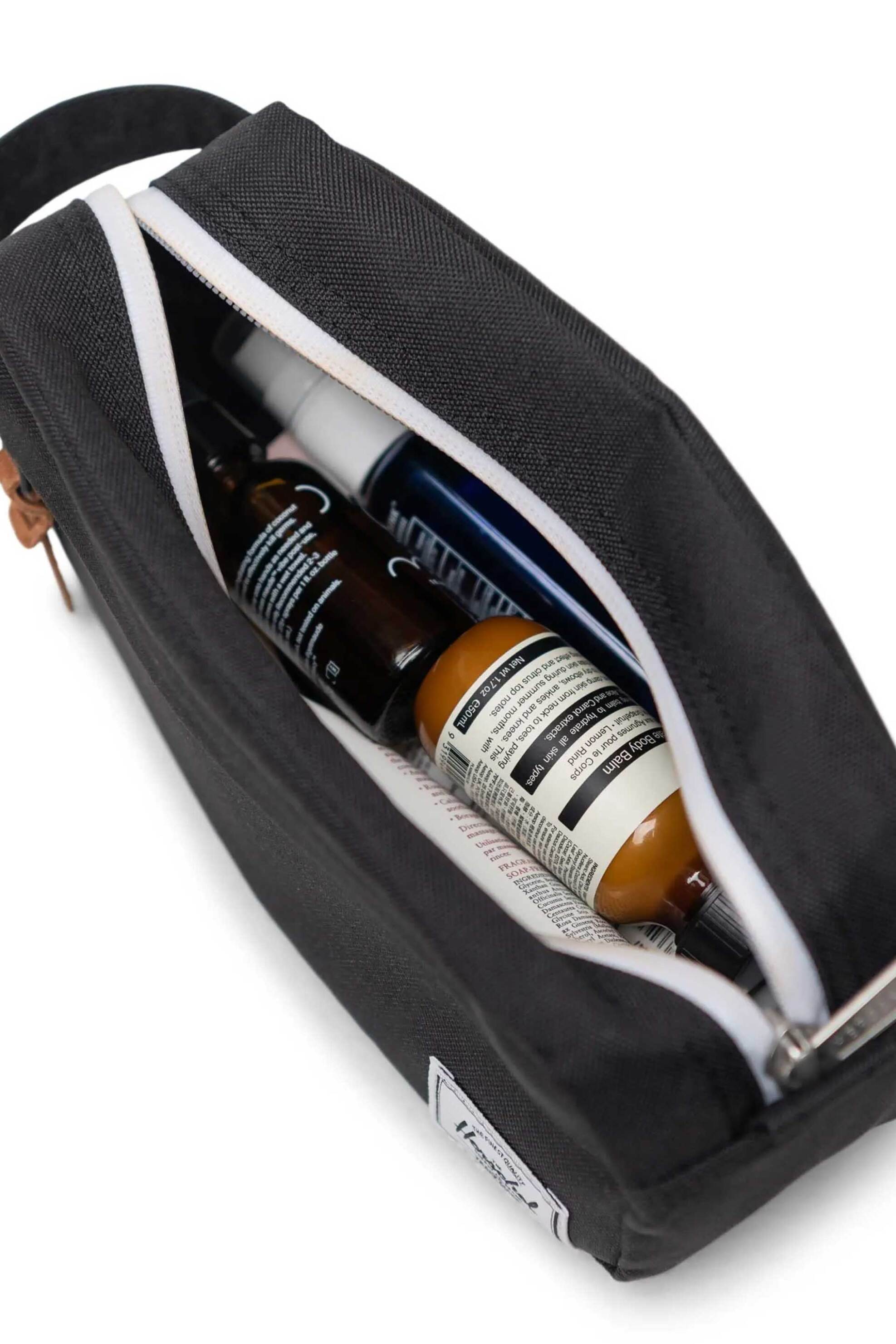 Herschel unisex νεσεσέρ μονόχρωμο με contrast logo patch "Chapter Small Travel Kit" 3 L - 66UATR00160 Μαύρο φωτογραφία