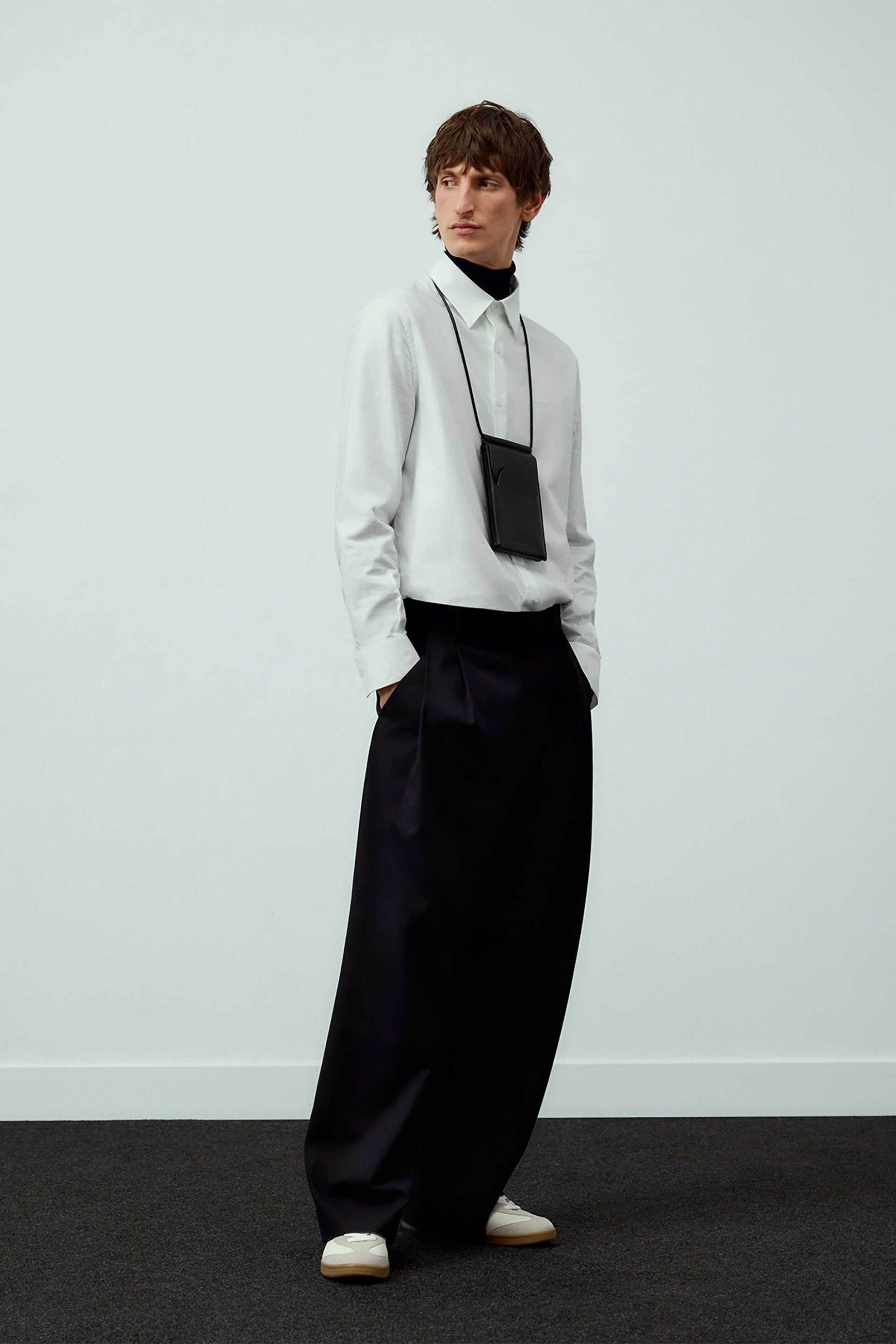 Adolfo Domínguez ανδρική δερμάτινη θήκη για κινητό - 131021376 Μαύρο φωτογραφία