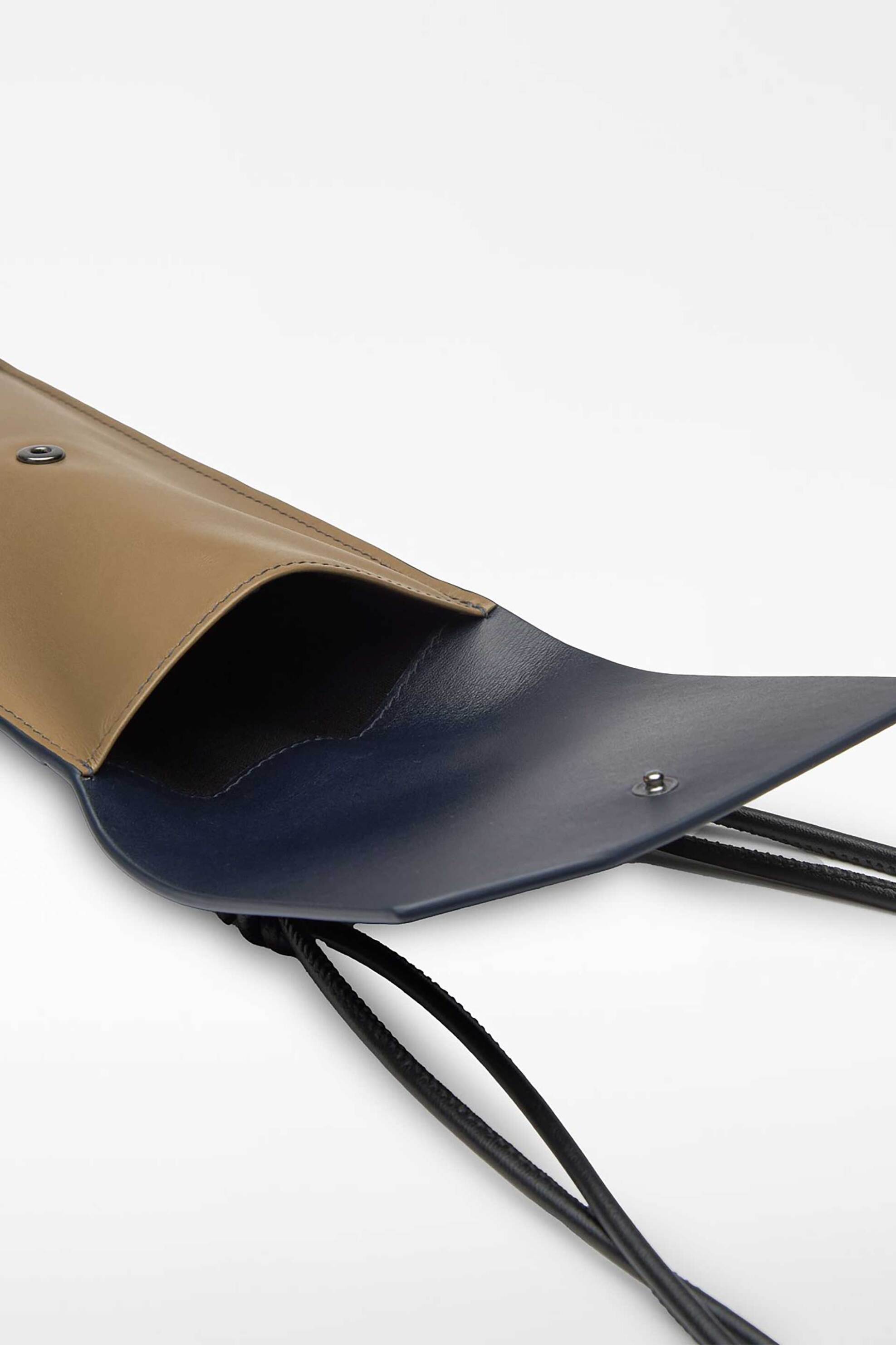 Adolfo Domínguez ανδρική δερμάτινη θήκη για κινητό - 131061110 Λαδί φωτογραφία