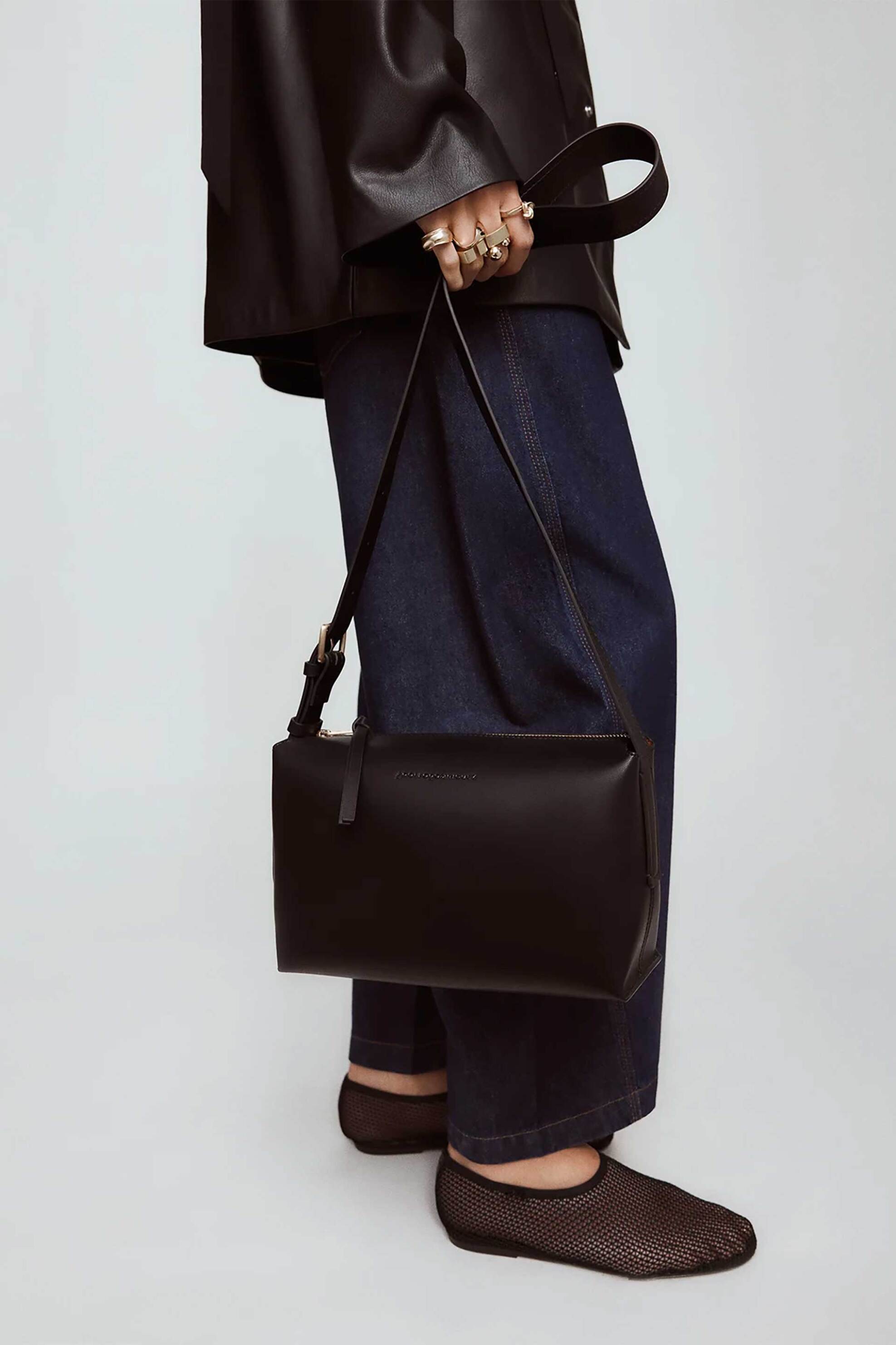 Adolfo Domínguez γυναικεία τσάντα crossbody μονόχρωμη "Mica" - 212051040 Μαύρο φωτογραφία